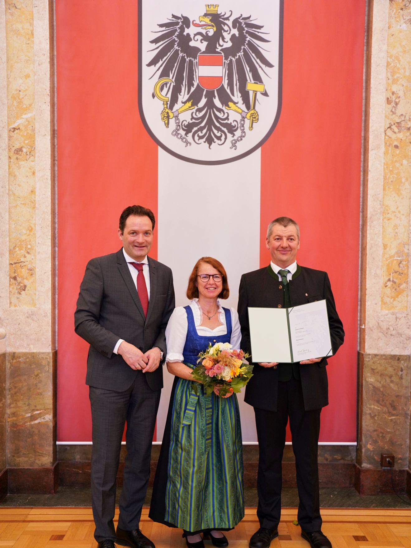 Am 24. Oktober hat Bundesminister Norbert Totschnig im Marmorsaal des Regierungsgeb&auml;udes in Wien die Berufstitel &Ouml;konomierat/&Ouml;konomier&auml;tin verliehen.