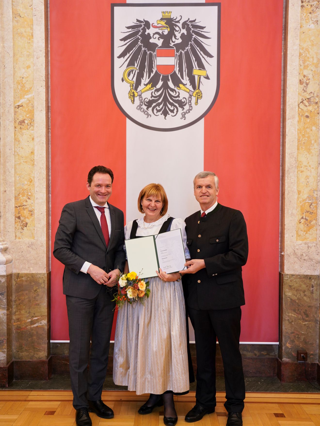 Am 24. Oktober hat Bundesminister Norbert Totschnig im Marmorsaal des Regierungsgeb&auml;udes in Wien die Berufstitel &Ouml;konomierat/&Ouml;konomier&auml;tin verliehen.