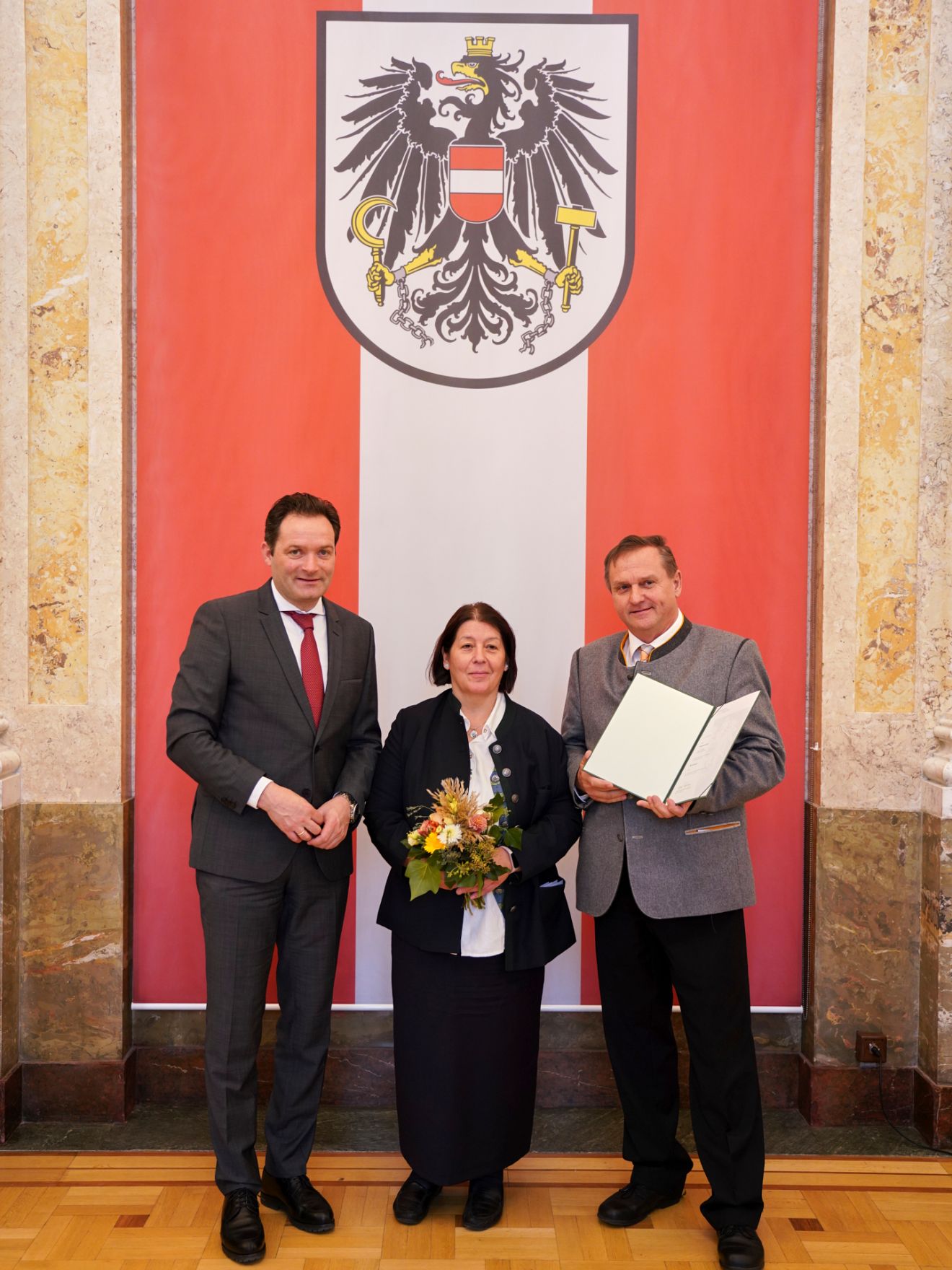 Am 24. Oktober hat Bundesminister Norbert Totschnig im Marmorsaal des Regierungsgeb&auml;udes in Wien die Berufstitel &Ouml;konomierat/&Ouml;konomier&auml;tin verliehen.