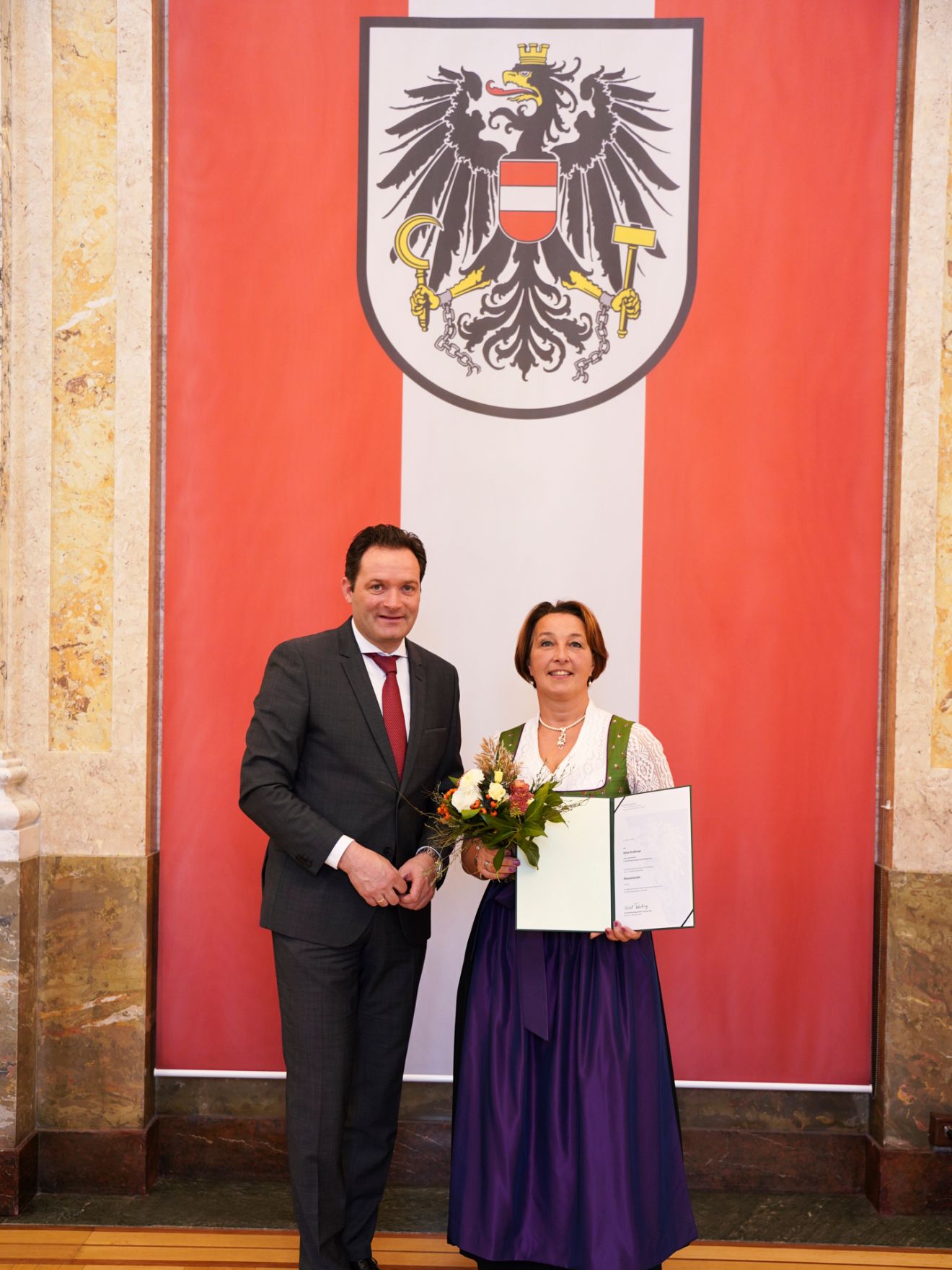 Am 24. Oktober hat Bundesminister Norbert Totschnig im Marmorsaal des Regierungsgeb&auml;udes in Wien die Berufstitel &Ouml;konomierat/&Ouml;konomier&auml;tin verliehen.