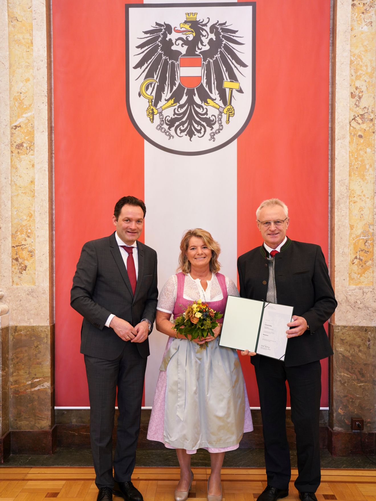 Am 24. Oktober hat Bundesminister Norbert Totschnig im Marmorsaal des Regierungsgeb&auml;udes in Wien die Berufstitel &Ouml;konomierat/&Ouml;konomier&auml;tin verliehen.