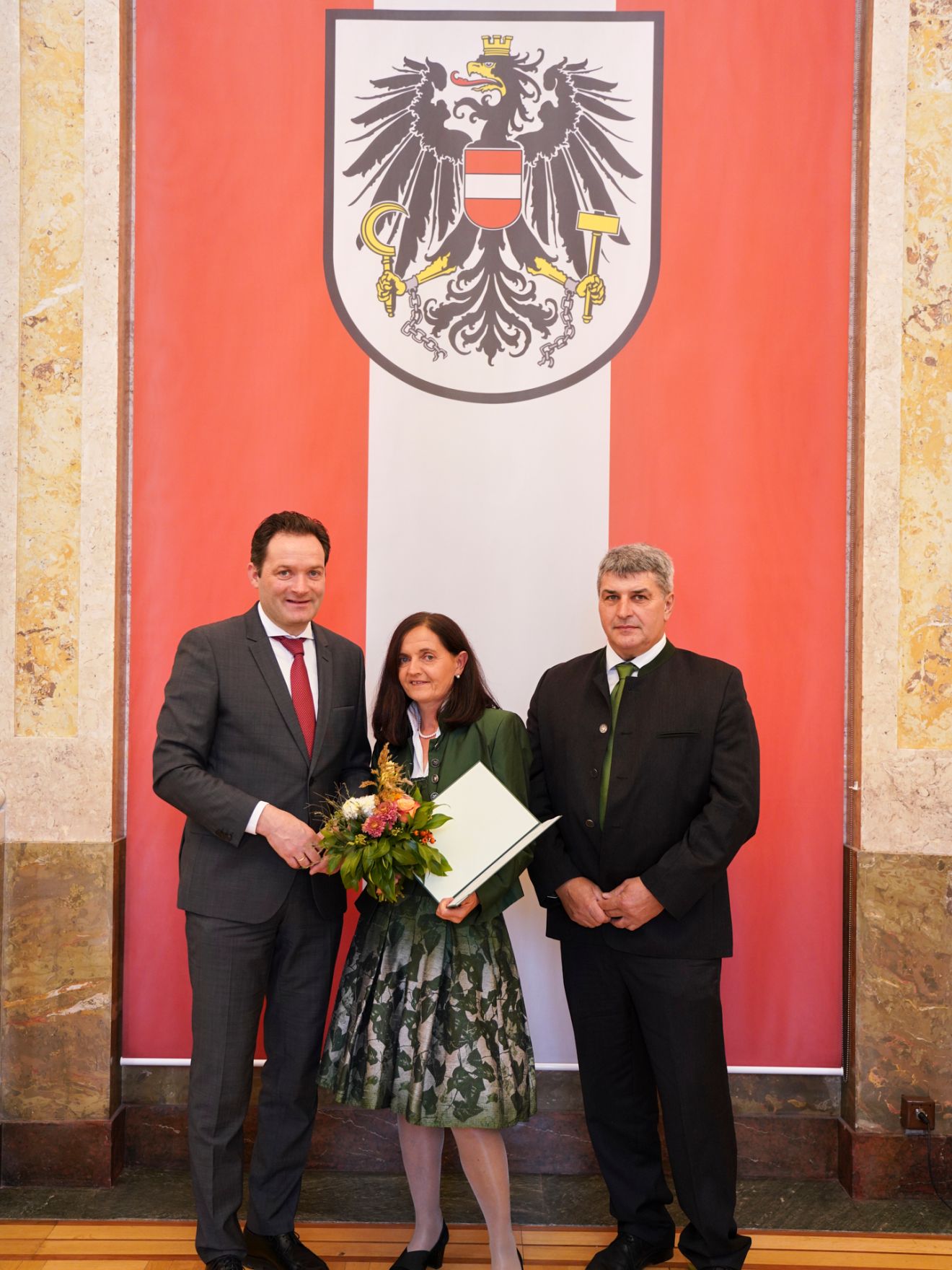 Am 24. Oktober hat Bundesminister Norbert Totschnig im Marmorsaal des Regierungsgeb&auml;udes in Wien die Berufstitel &Ouml;konomierat/&Ouml;konomier&auml;tin verliehen.