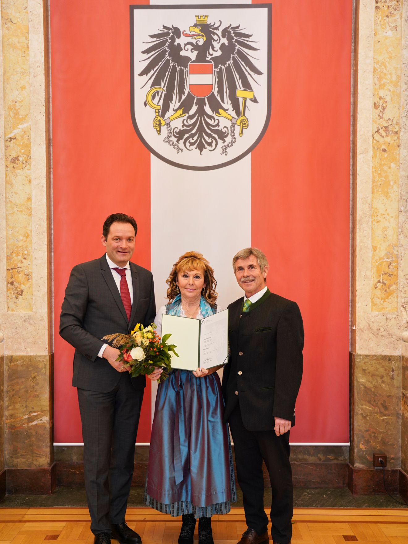 Am 24. Oktober hat Bundesminister Norbert Totschnig im Marmorsaal des Regierungsgeb&auml;udes in Wien die Berufstitel &Ouml;konomierat/&Ouml;konomier&auml;tin verliehen.