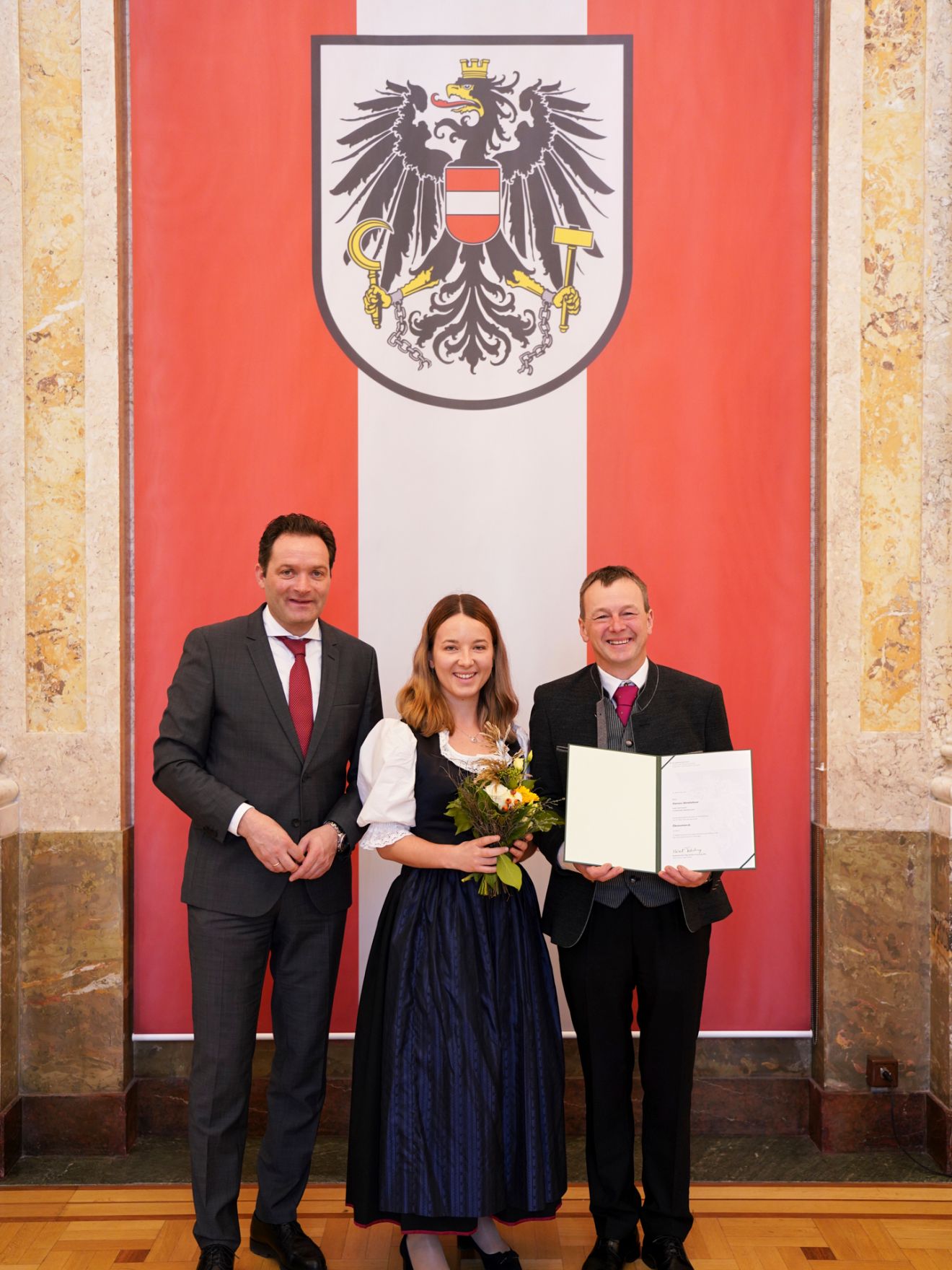 Am 24. Oktober hat Bundesminister Norbert Totschnig im Marmorsaal des Regierungsgeb&auml;udes in Wien die Berufstitel &Ouml;konomierat/&Ouml;konomier&auml;tin verliehen.