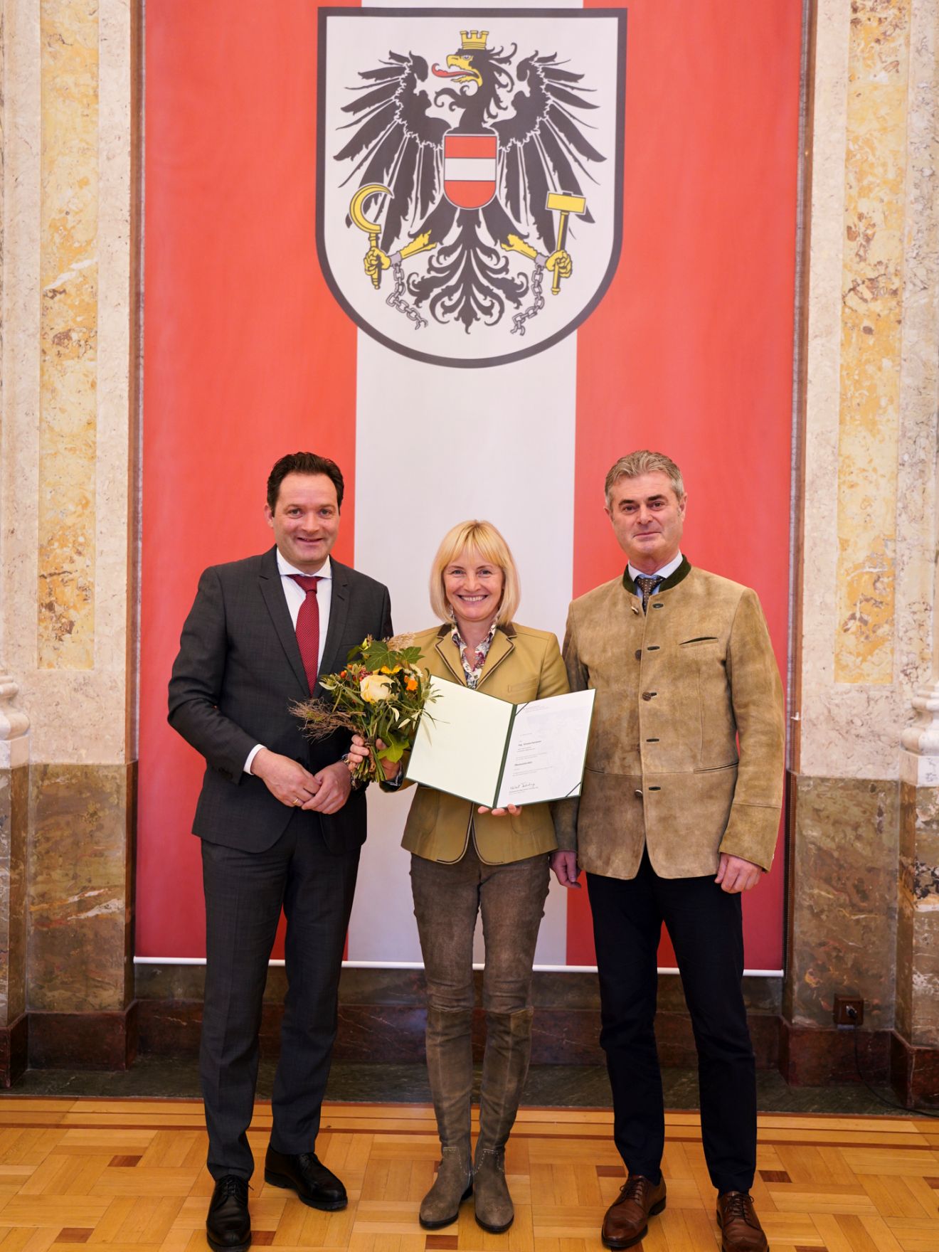 Am 24. Oktober hat Bundesminister Norbert Totschnig im Marmorsaal des Regierungsgeb&auml;udes in Wien die Berufstitel &Ouml;konomierat/&Ouml;konomier&auml;tin verliehen.