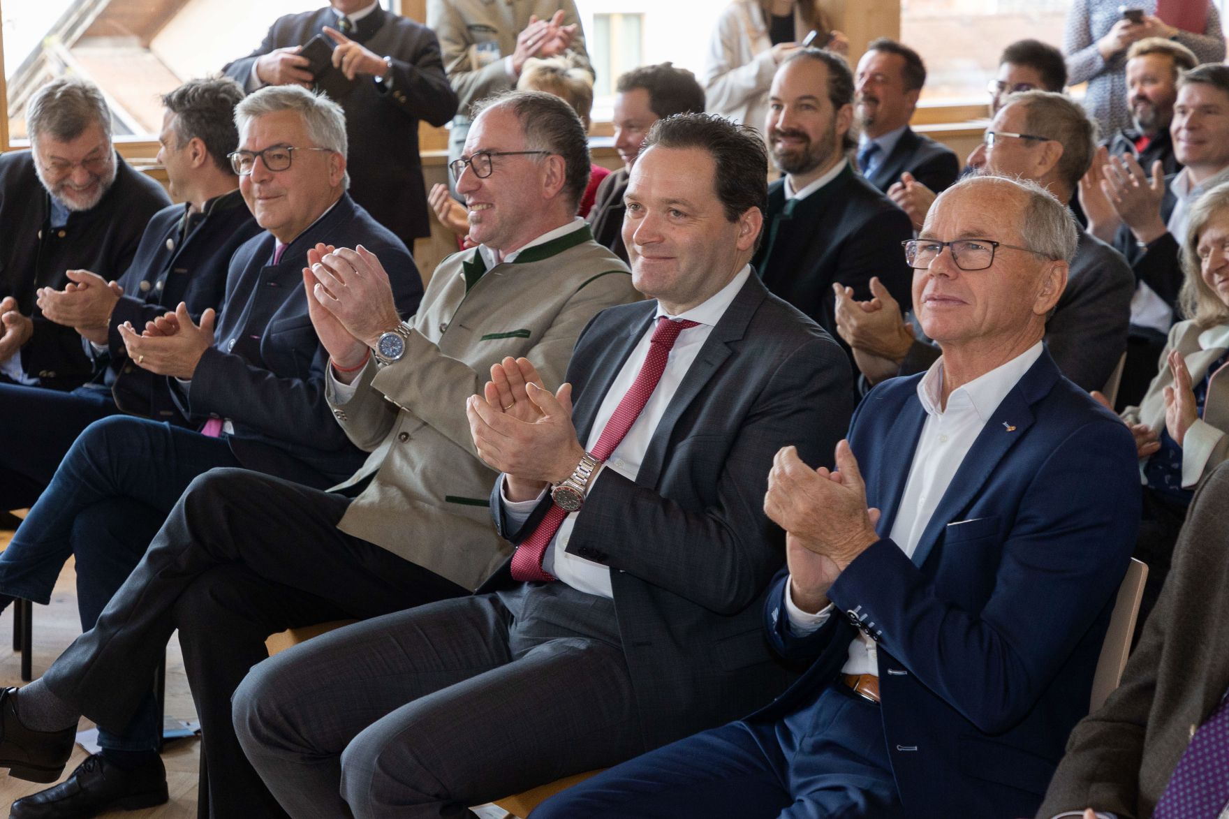 010Bundeslaendertag.jpg Bundesminister Norbert Totschnig besuchte gemeinsam mit Landesagrarrat Josef Schwaiger und dem Präsidenten der LK Salzburg, Rupert Quehenberger, die Hofkäserei Schmiedhuber in Vigaun/Salzburg und wohnte der Eröffnung der neuen Bezirksbauernkammer in Hallein bei.