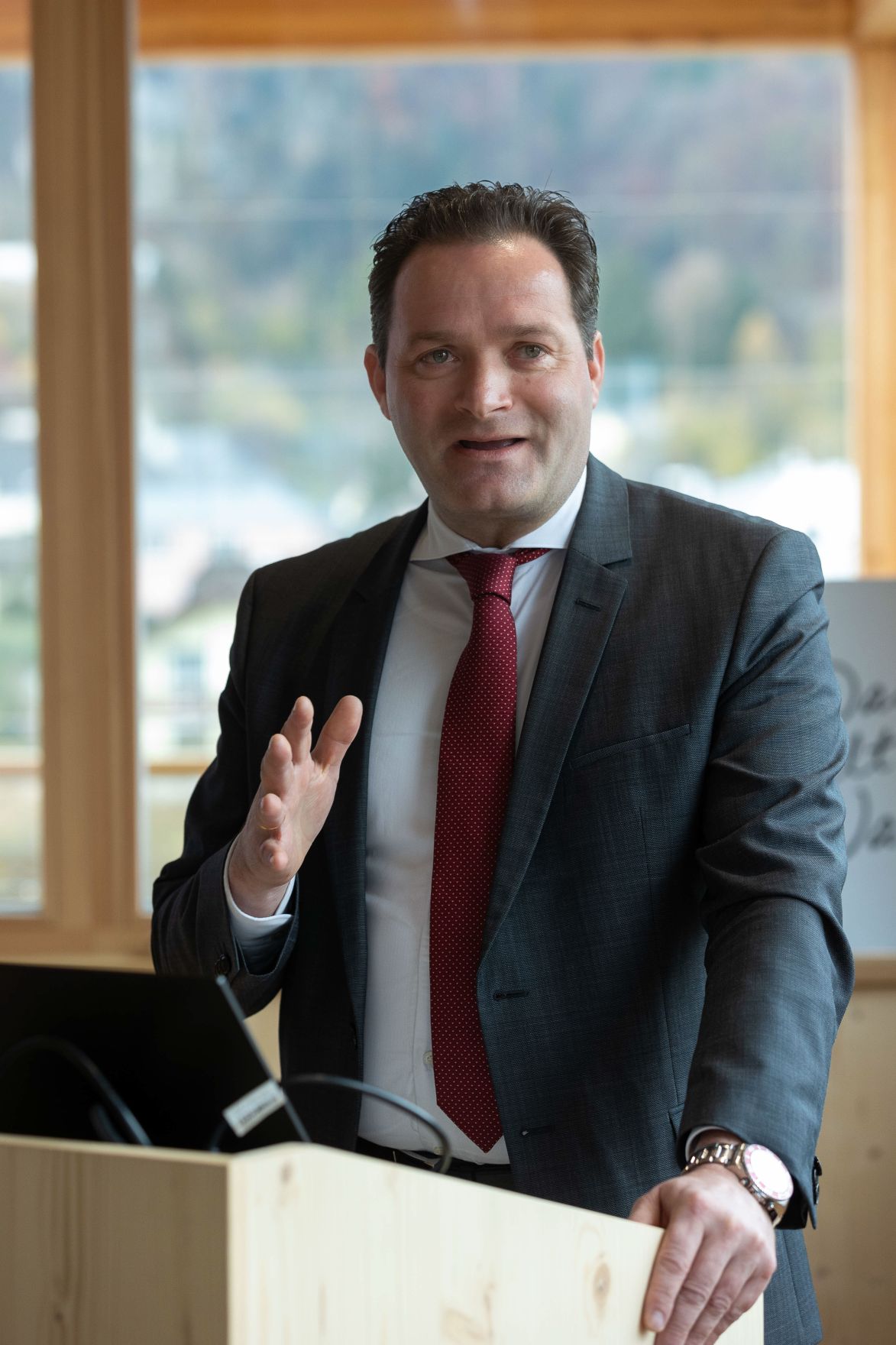 014Bundeslaendertag.jpg Bundesminister Norbert Totschnig besuchte gemeinsam mit Landesagrarrat Josef Schwaiger und dem Präsidenten der LK Salzburg, Rupert Quehenberger, die Hofkäserei Schmiedhuber in Vigaun/Salzburg und wohnte der Eröffnung der neuen Bezirksbauernkammer in Hallein bei.