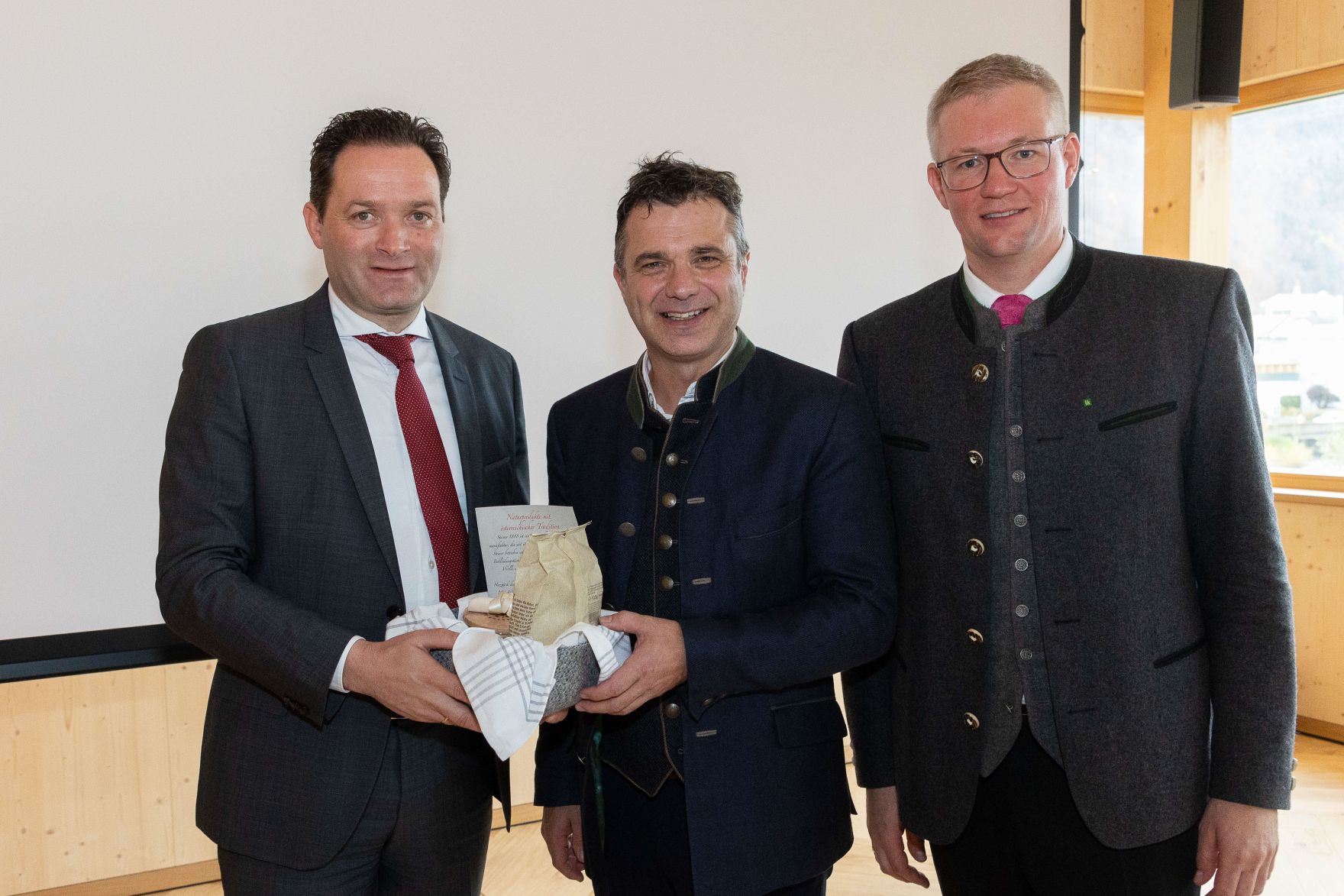017Bundeslaendertag.jpg Bundesminister Norbert Totschnig besuchte gemeinsam mit Landesagrarrat Josef Schwaiger und dem Präsidenten der LK Salzburg, Rupert Quehenberger, die Hofkäserei Schmiedhuber in Vigaun/Salzburg und wohnte der Eröffnung der neuen Bezirksbauernkammer in Hallein bei.
