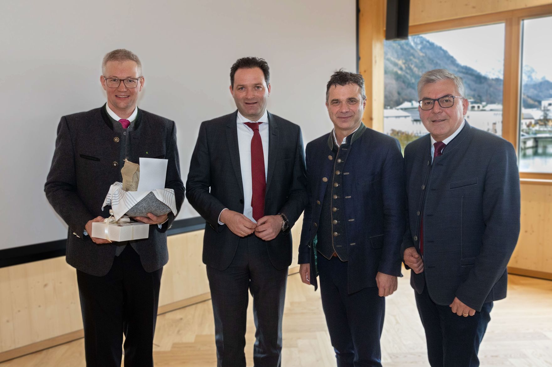 020Bundeslaendertag.jpg Bundesminister Norbert Totschnig besuchte gemeinsam mit Landesagrarrat Josef Schwaiger und dem Präsidenten der LK Salzburg, Rupert Quehenberger, die Hofkäserei Schmiedhuber in Vigaun/Salzburg und wohnte der Eröffnung der neuen Bezirksbauernkammer in Hallein bei.