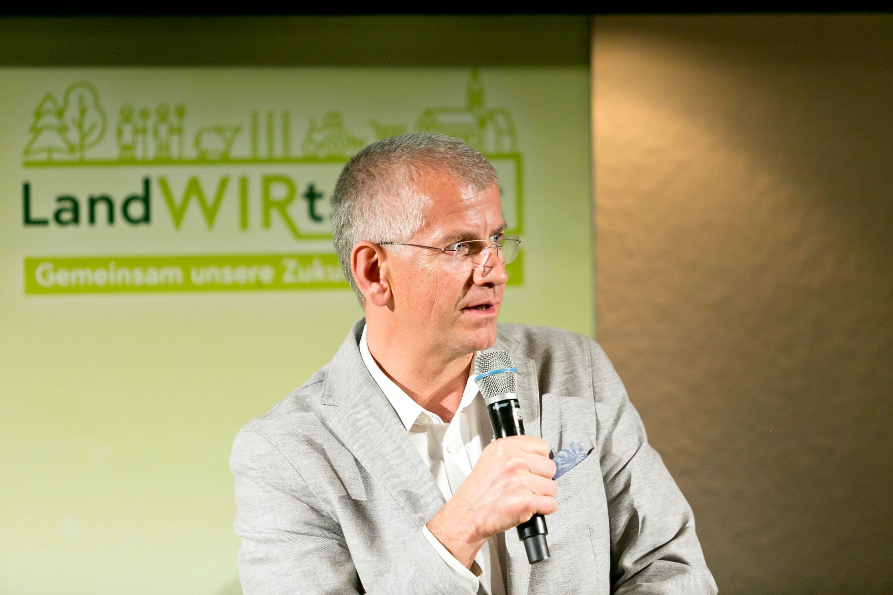 639_20221028_DM.jpg In Vorarlberg diskutierte Bundesminister Norbert Totschnig mit Landwirtschaftskammer-Präsident Josef Moosbrugger und Landwirtschaftslandesrat Christian Gantner über die Inhalte der neuen GAP sowie die Sicherstellung der Versorgungssicherheit