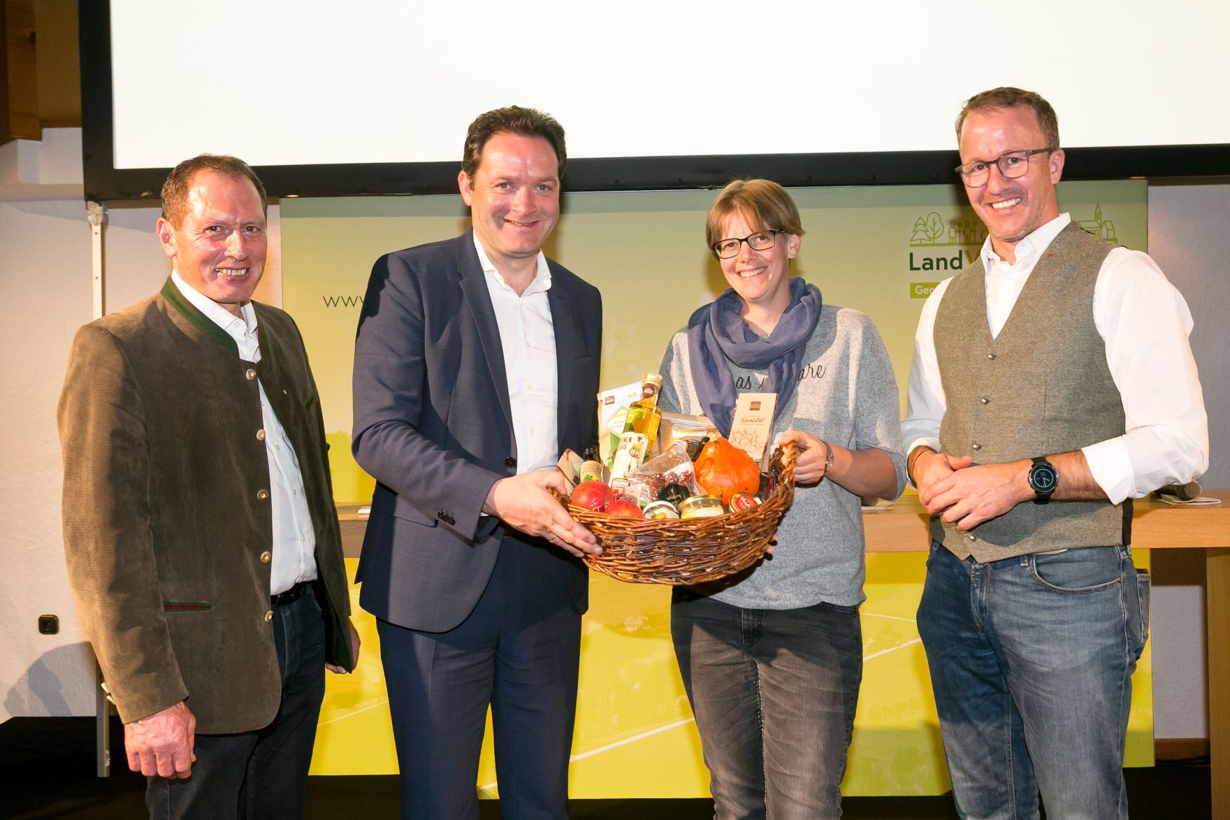 698_20221028_DM.jpg In Vorarlberg diskutierte Bundesminister Norbert Totschnig mit Landwirtschaftskammer-Präsident Josef Moosbrugger und Landwirtschaftslandesrat Christian Gantner über die Inhalte der neuen GAP sowie die Sicherstellung der Versorgungssicherheit