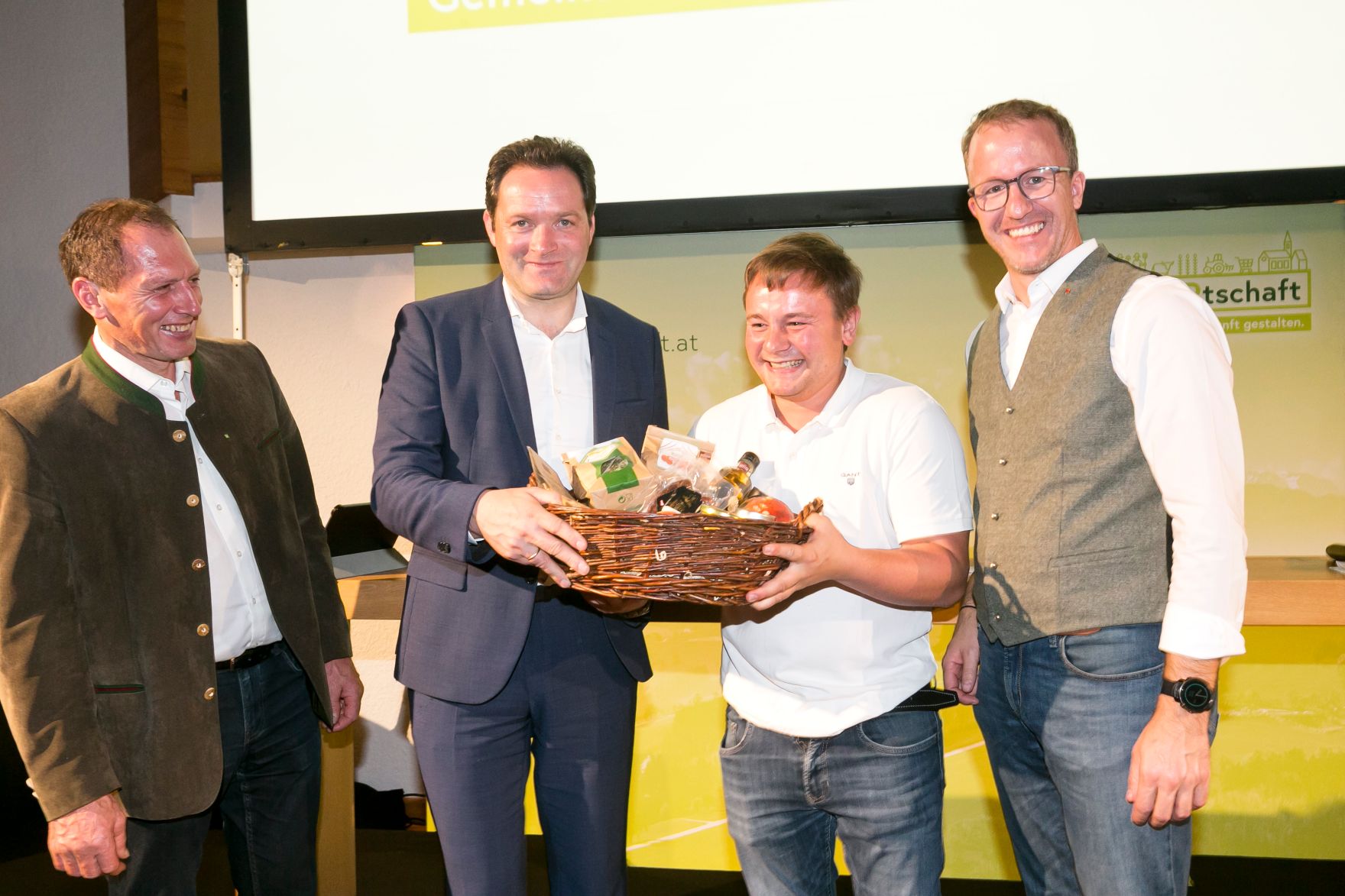 702_20221028_DM.jpg In Vorarlberg diskutierte Bundesminister Norbert Totschnig mit Landwirtschaftskammer-Präsident Josef Moosbrugger und Landwirtschaftslandesrat Christian Gantner über die Inhalte der neuen GAP sowie die Sicherstellung der Versorgungssicherheit