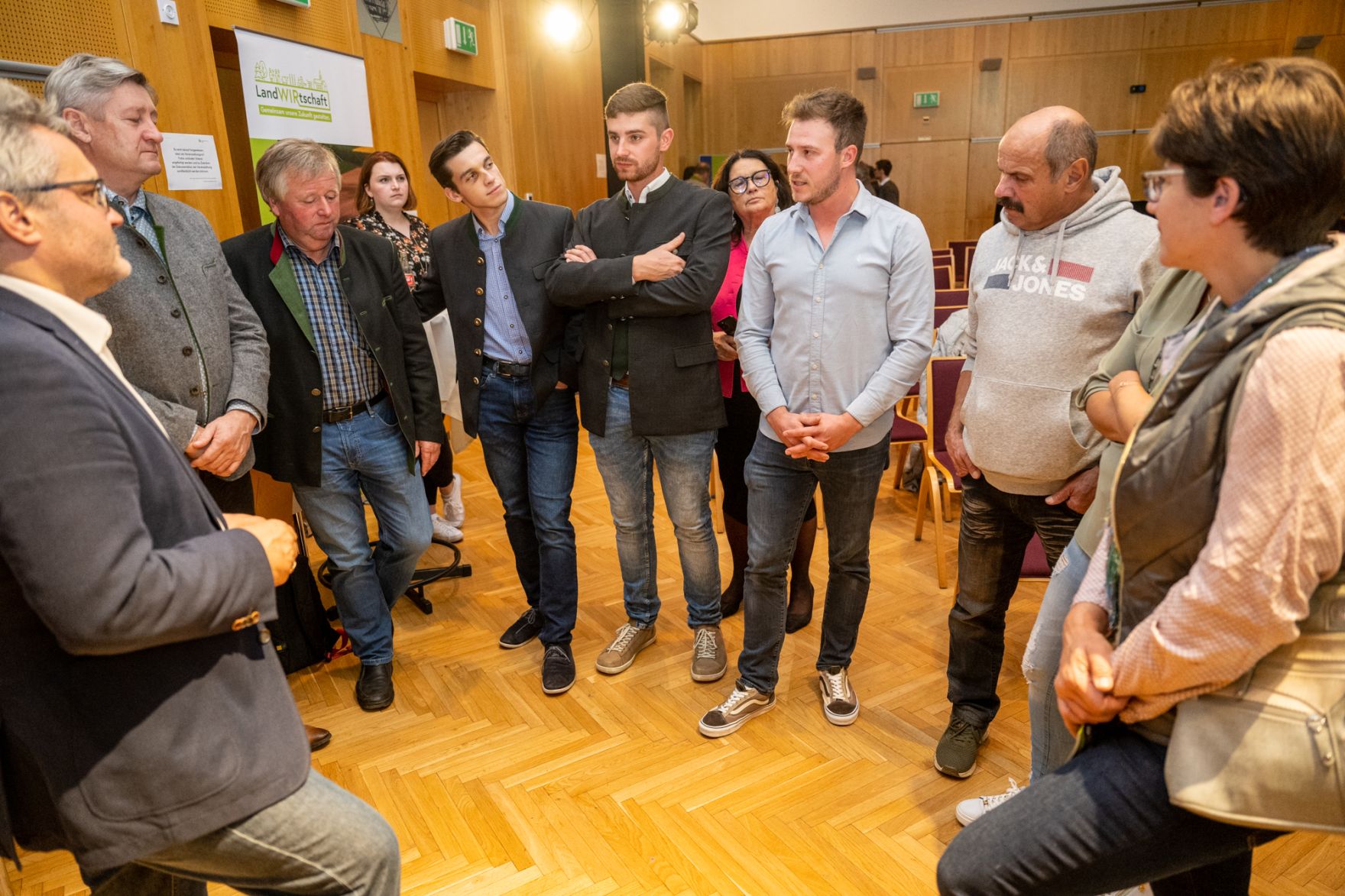 _DSC4713l.jpg In Kärnten diskutierte Bundesminister Norbert Totschnig mit Landesrat Martin Gruber, Landwirtschaftskammer Kärnten Präsident Siegfried Huber und Interessierten über die Inhalte der neuen GAP sowie die Sicherstellung der Versorgungssicherheit.