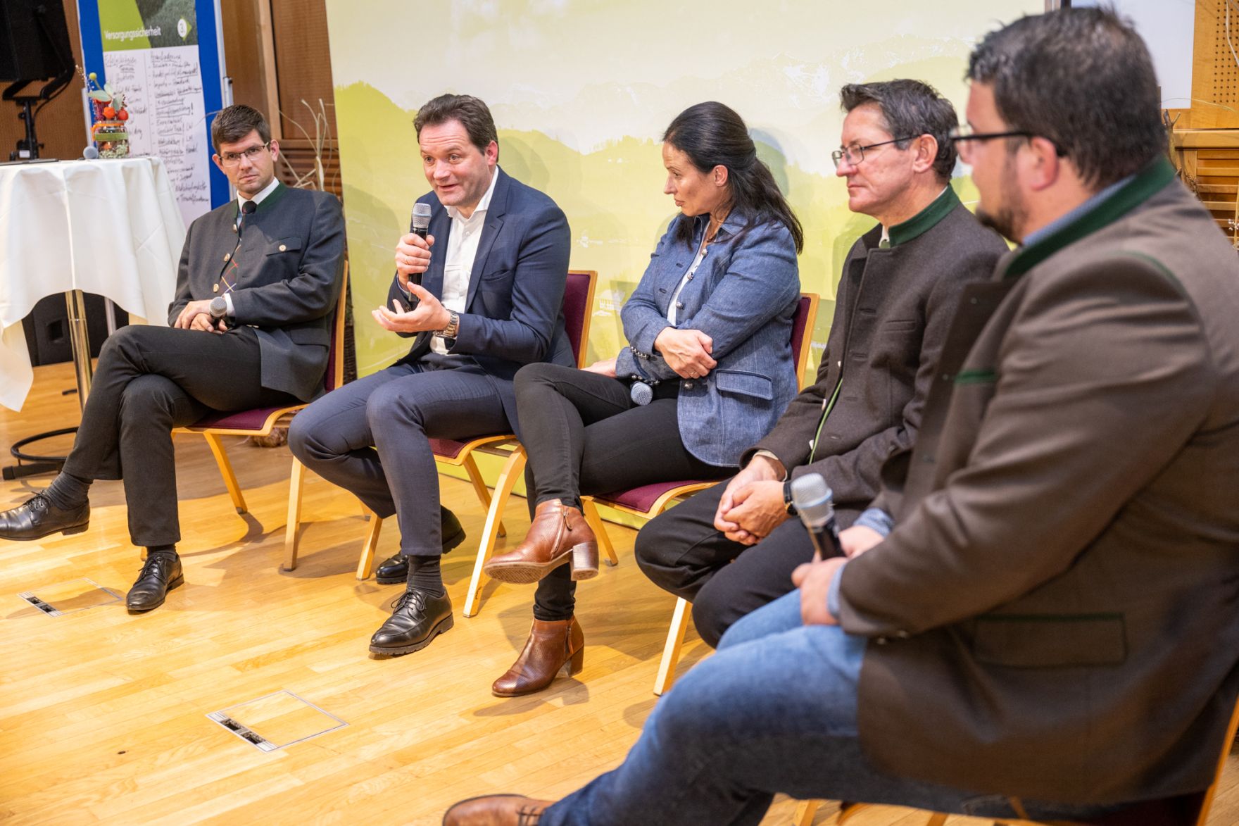 _DSC4751l.jpg In Kärnten diskutierte Bundesminister Norbert Totschnig mit Landesrat Martin Gruber, Landwirtschaftskammer Kärnten Präsident Siegfried Huber und Interessierten über die Inhalte der neuen GAP sowie die Sicherstellung der Versorgungssicherheit.