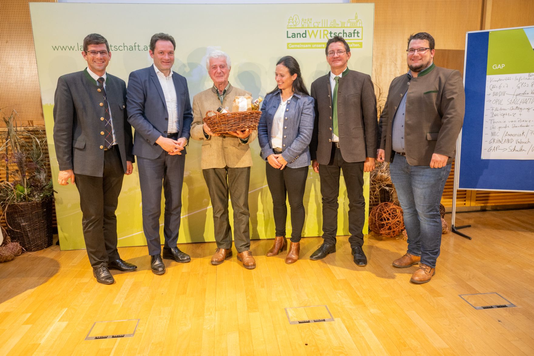 _DSC4757l.jpg In Kärnten diskutierte Bundesminister Norbert Totschnig mit Landesrat Martin Gruber, Landwirtschaftskammer Kärnten Präsident Siegfried Huber und Interessierten über die Inhalte der neuen GAP sowie die Sicherstellung der Versorgungssicherheit.