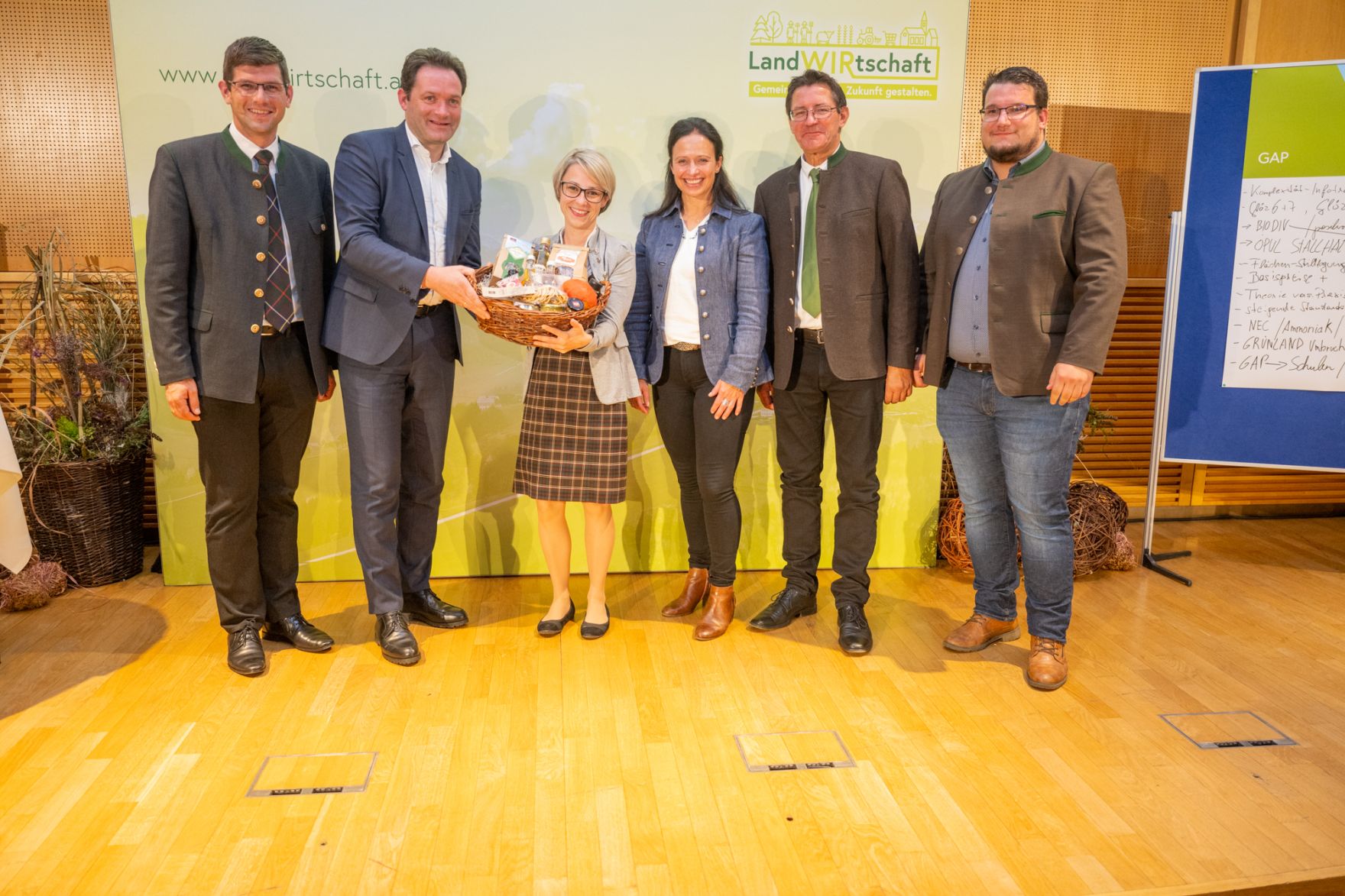 _DSC4761l.jpg In Kärnten diskutierte Bundesminister Norbert Totschnig mit Landesrat Martin Gruber, Landwirtschaftskammer Kärnten Präsident Siegfried Huber und Interessierten über die Inhalte der neuen GAP sowie die Sicherstellung der Versorgungssicherheit.