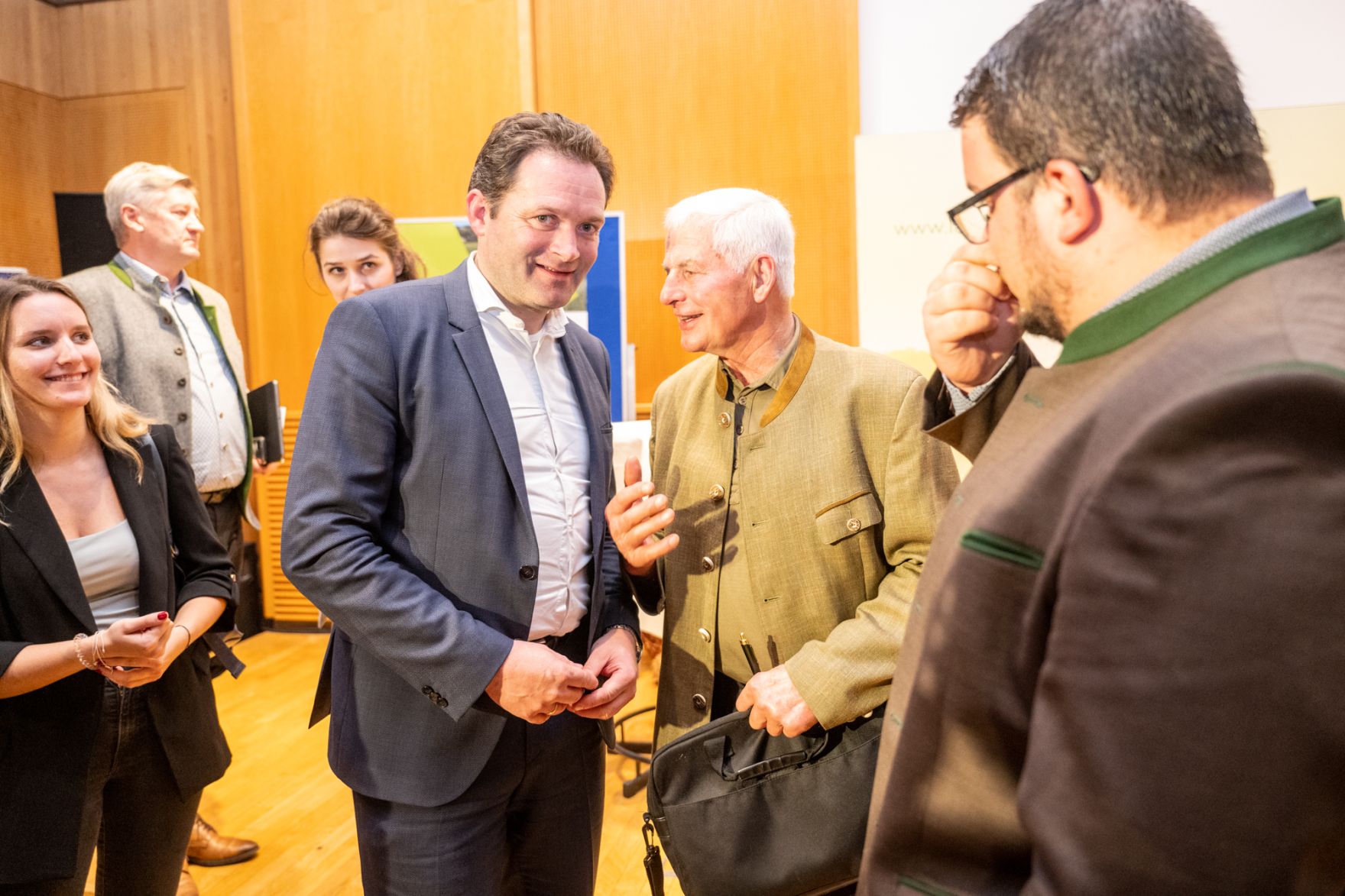 _DSC4773l.jpg In Kärnten diskutierte Bundesminister Norbert Totschnig mit Landesrat Martin Gruber, Landwirtschaftskammer Kärnten Präsident Siegfried Huber und Interessierten über die Inhalte der neuen GAP sowie die Sicherstellung der Versorgungssicherheit.