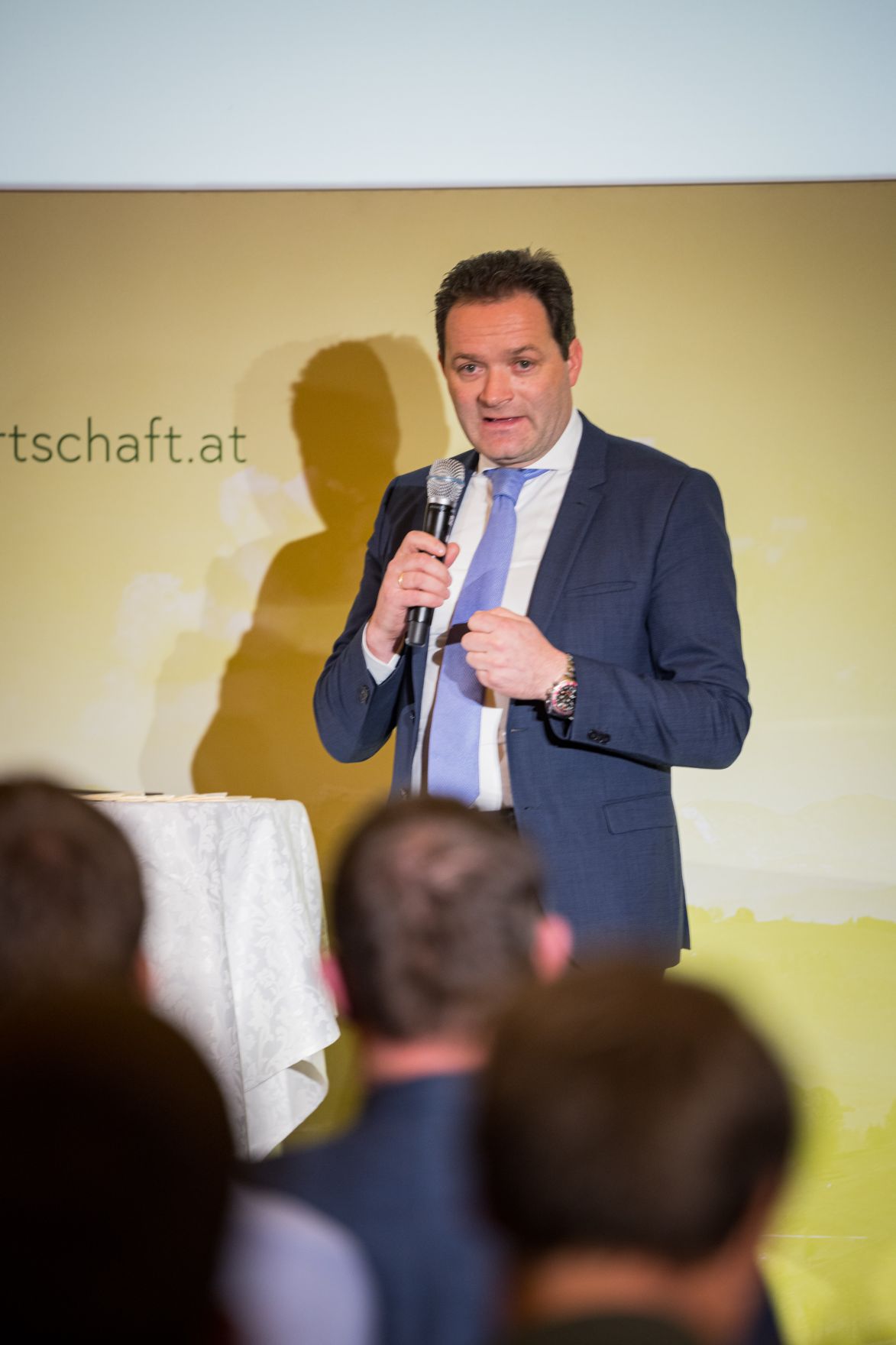 event-versorgungssicherheit-1293.jpg In Niederösterreich diskutierte Landwirtschaftsminister Norbert Totschnig mit dem Präsidenten der Landwirtschaftskammer Niederösterreich, Johannes Schmuckenschlager, dem Obmann des Landwirtschaftsausschusses im Nationalrat, Georg Strasser, und Interessierten über aktuelle agrarische Themen.