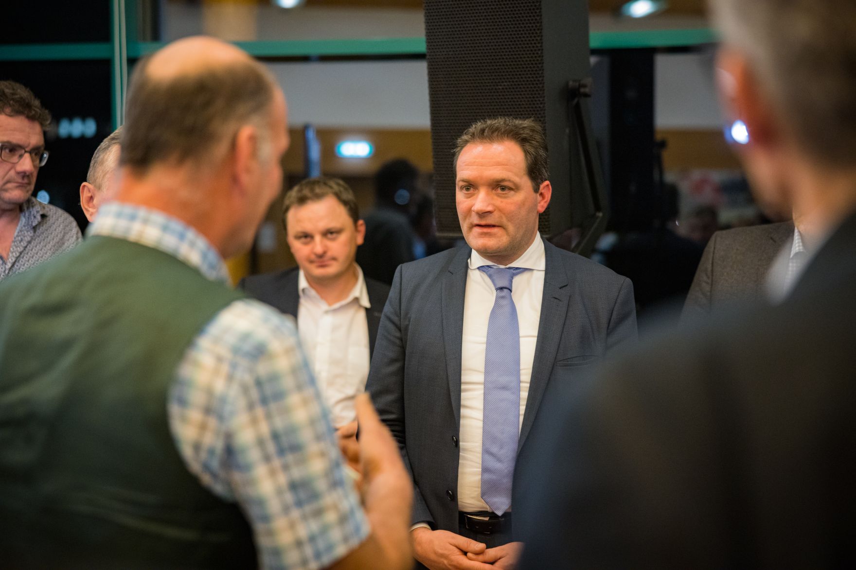 event-versorgungssicherheit-1325.jpg In Niederösterreich diskutierte Landwirtschaftsminister Norbert Totschnig mit dem Präsidenten der Landwirtschaftskammer Niederösterreich, Johannes Schmuckenschlager, dem Obmann des Landwirtschaftsausschusses im Nationalrat, Georg Strasser, und Interessierten über aktuelle agrarische Themen.