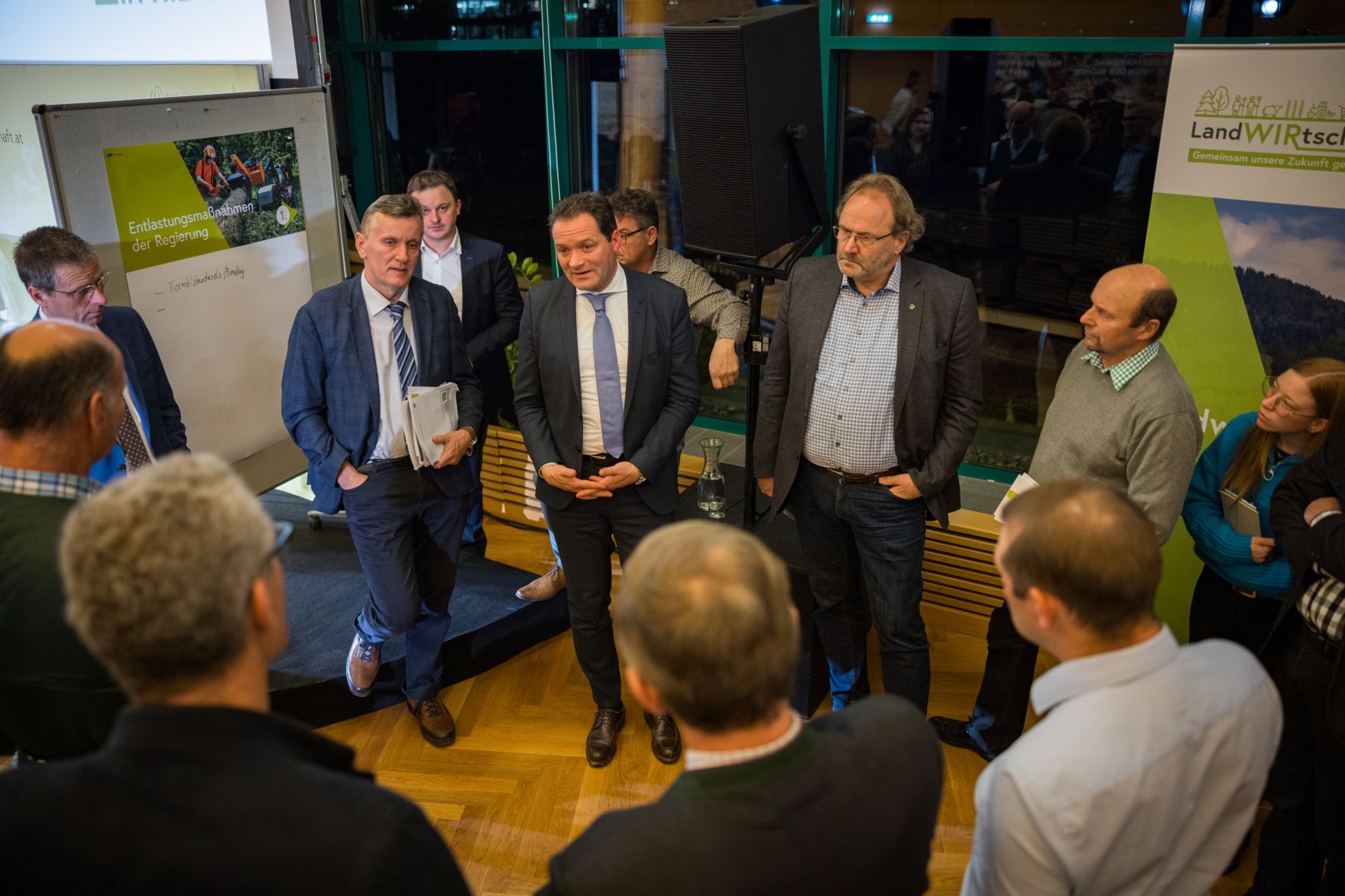 event-versorgungssicherheit-1353.jpg In Niederösterreich diskutierte Landwirtschaftsminister Norbert Totschnig mit dem Präsidenten der Landwirtschaftskammer Niederösterreich, Johannes Schmuckenschlager, dem Obmann des Landwirtschaftsausschusses im Nationalrat, Georg Strasser, und Interessierten über aktuelle agrarische Themen.