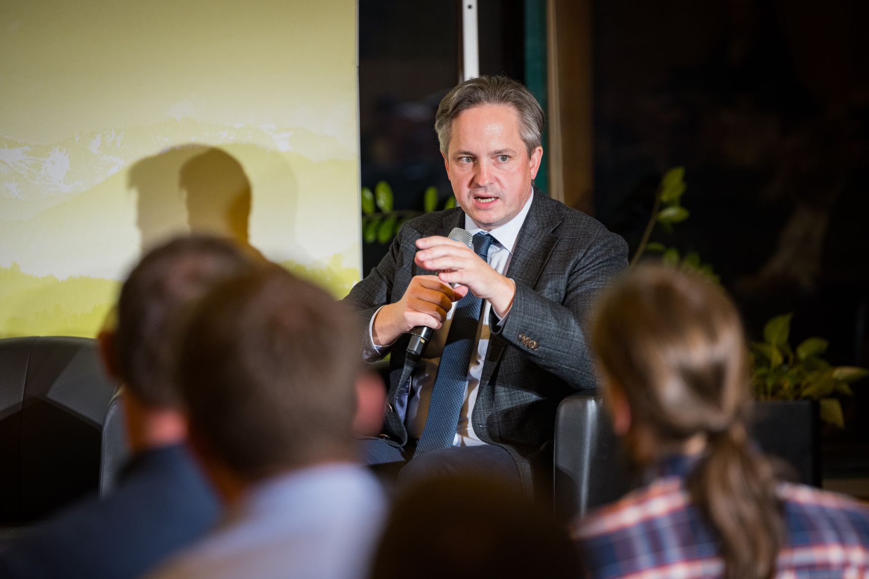 event-versorgungssicherheit-1379.jpg In Niederösterreich diskutierte Landwirtschaftsminister Norbert Totschnig mit dem Präsidenten der Landwirtschaftskammer Niederösterreich, Johannes Schmuckenschlager, dem Obmann des Landwirtschaftsausschusses im Nationalrat, Georg Strasser, und Interessierten über aktuelle agrarische Themen.