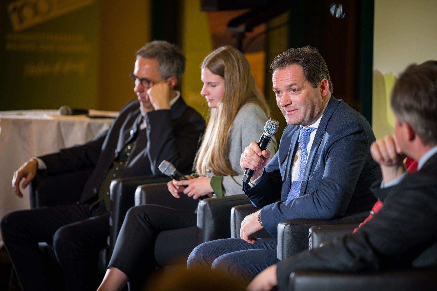 event-versorgungssicherheit-1417.jpg In Niederösterreich diskutierte Landwirtschaftsminister Norbert Totschnig mit dem Präsidenten der Landwirtschaftskammer Niederösterreich, Johannes Schmuckenschlager, dem Obmann des Landwirtschaftsausschusses im Nationalrat, Georg Strasser, und Interessierten über aktuelle agrarische Themen.