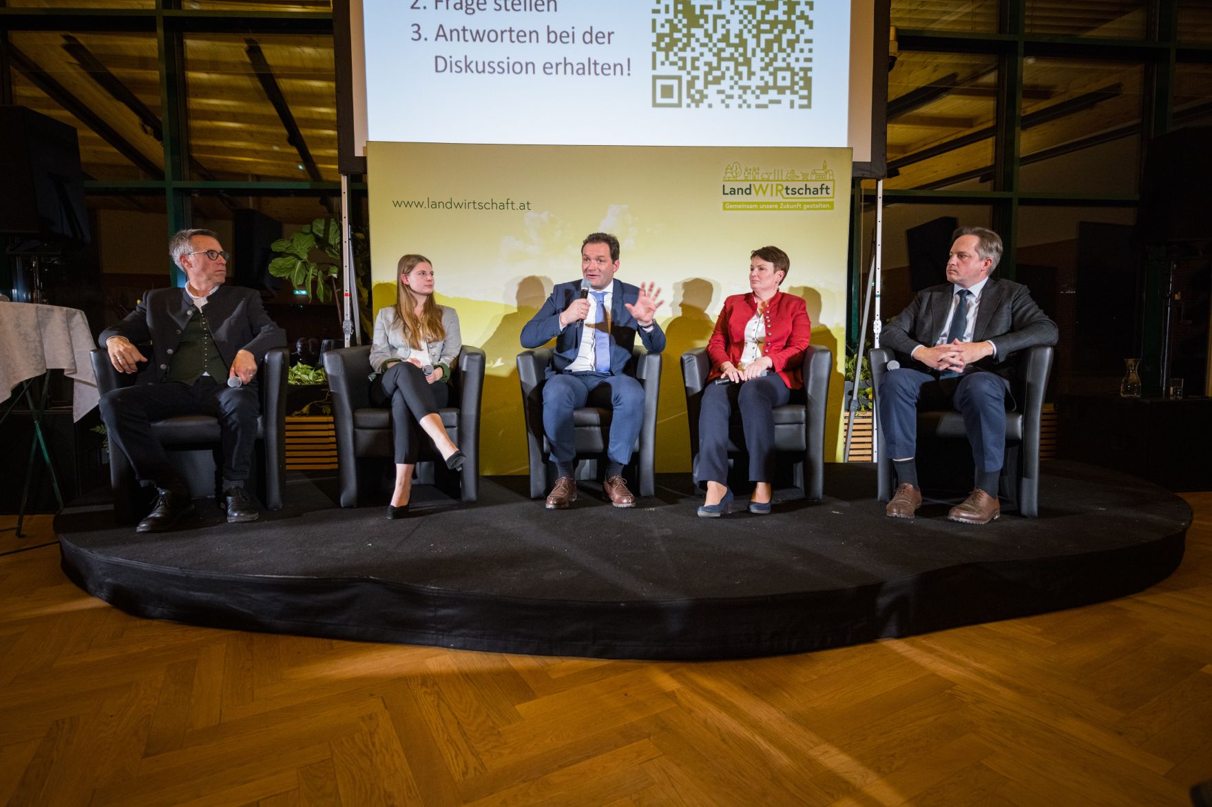 event-versorgungssicherheit-1441.jpg In Niederösterreich diskutierte Landwirtschaftsminister Norbert Totschnig mit dem Präsidenten der Landwirtschaftskammer Niederösterreich, Johannes Schmuckenschlager, dem Obmann des Landwirtschaftsausschusses im Nationalrat, Georg Strasser, und Interessierten über aktuelle agrarische Themen.