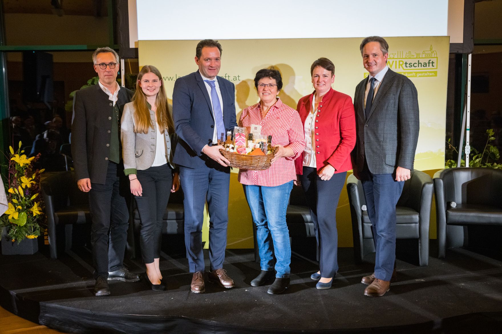 event-versorgungssicherheit-1456.jpg In Niederösterreich diskutierte Landwirtschaftsminister Norbert Totschnig mit dem Präsidenten der Landwirtschaftskammer Niederösterreich, Johannes Schmuckenschlager, dem Obmann des Landwirtschaftsausschusses im Nationalrat, Georg Strasser, und Interessierten über aktuelle agrarische Themen.