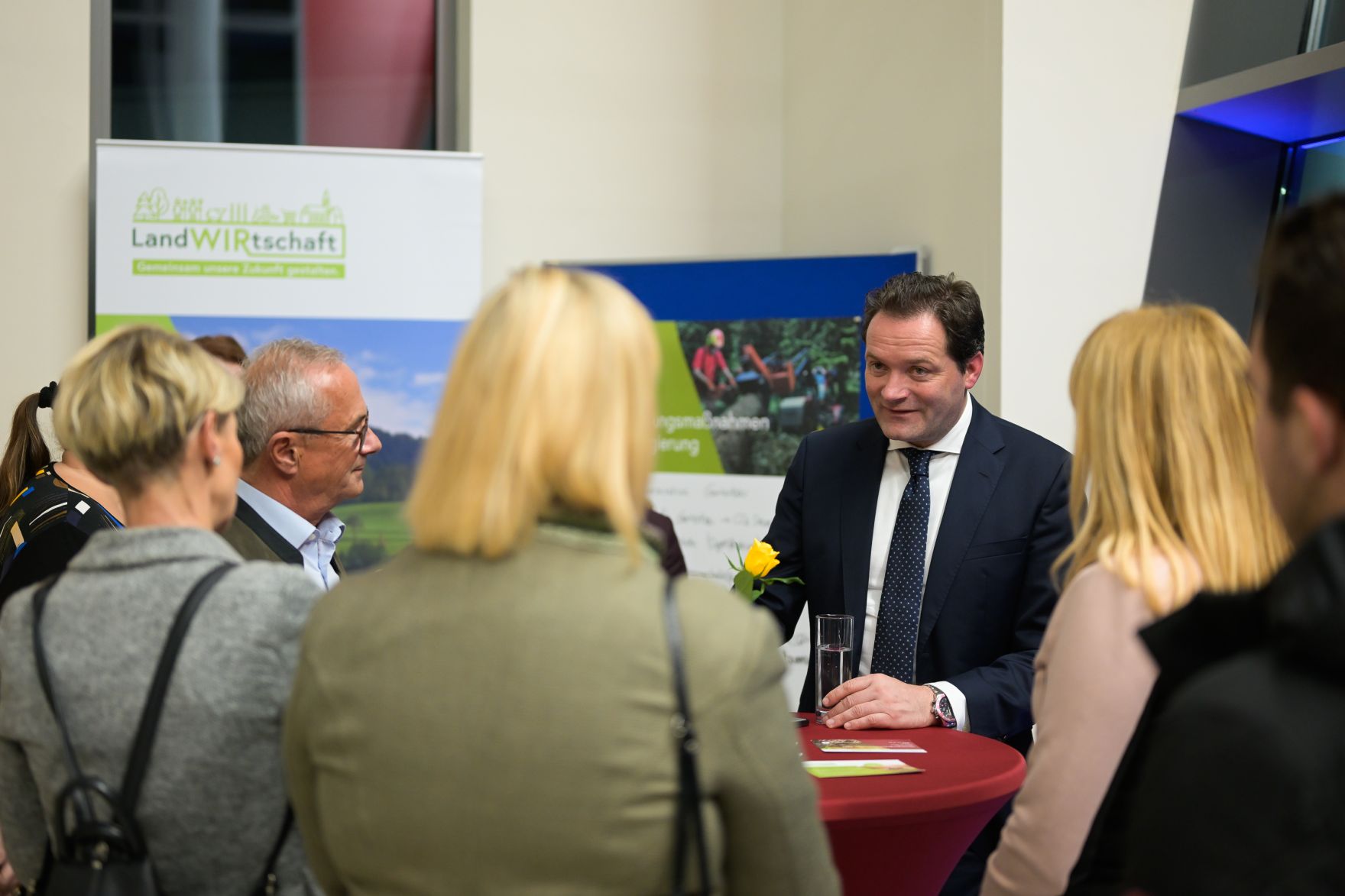 _MGR6610.jpg Im Rahmen seiner Versorgungssicherheitstour diskutierte Bundesminister Norbert Totschnig mit Landwirtschaftskammer Wien Präsident Franz Windisch und Interessierten über die neue GAP ab 2023 und die Sicherstellung der Versorgungssicherheit.