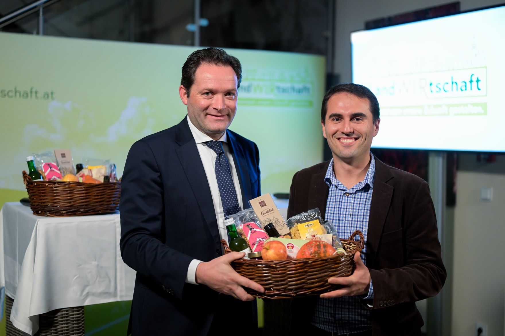 Im Rahmen seiner Versorgungssicherheitstour diskutierte Bundesminister Norbert Totschnig mit Landwirtschaftskammer Wien Pr&auml;sident Franz Windisch und Interessierten &uuml;ber die neue GAP ab 2023 und die Sicherstellung der Versorgungssicherheit.