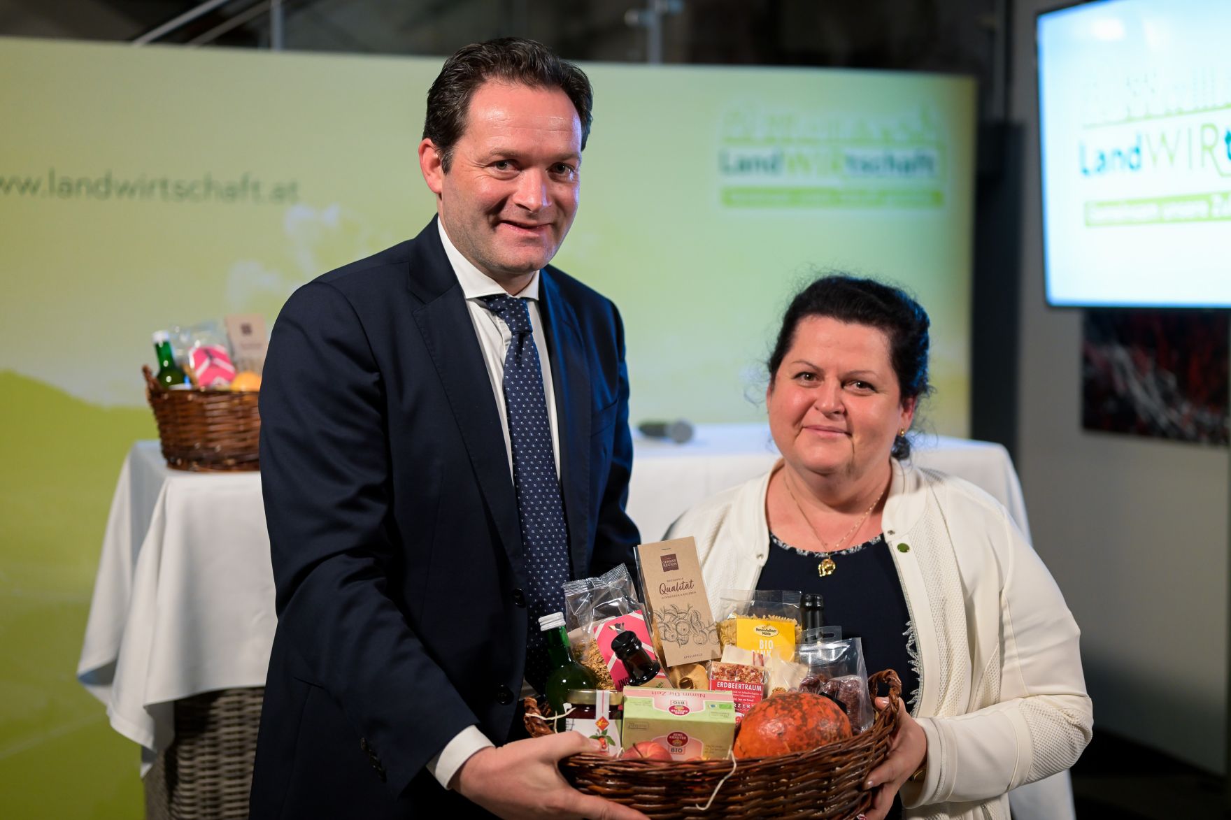 _MGR6680.jpg Im Rahmen seiner Versorgungssicherheitstour diskutierte Bundesminister Norbert Totschnig mit Landwirtschaftskammer Wien Präsident Franz Windisch und Interessierten über die neue GAP ab 2023 und die Sicherstellung der Versorgungssicherheit.
