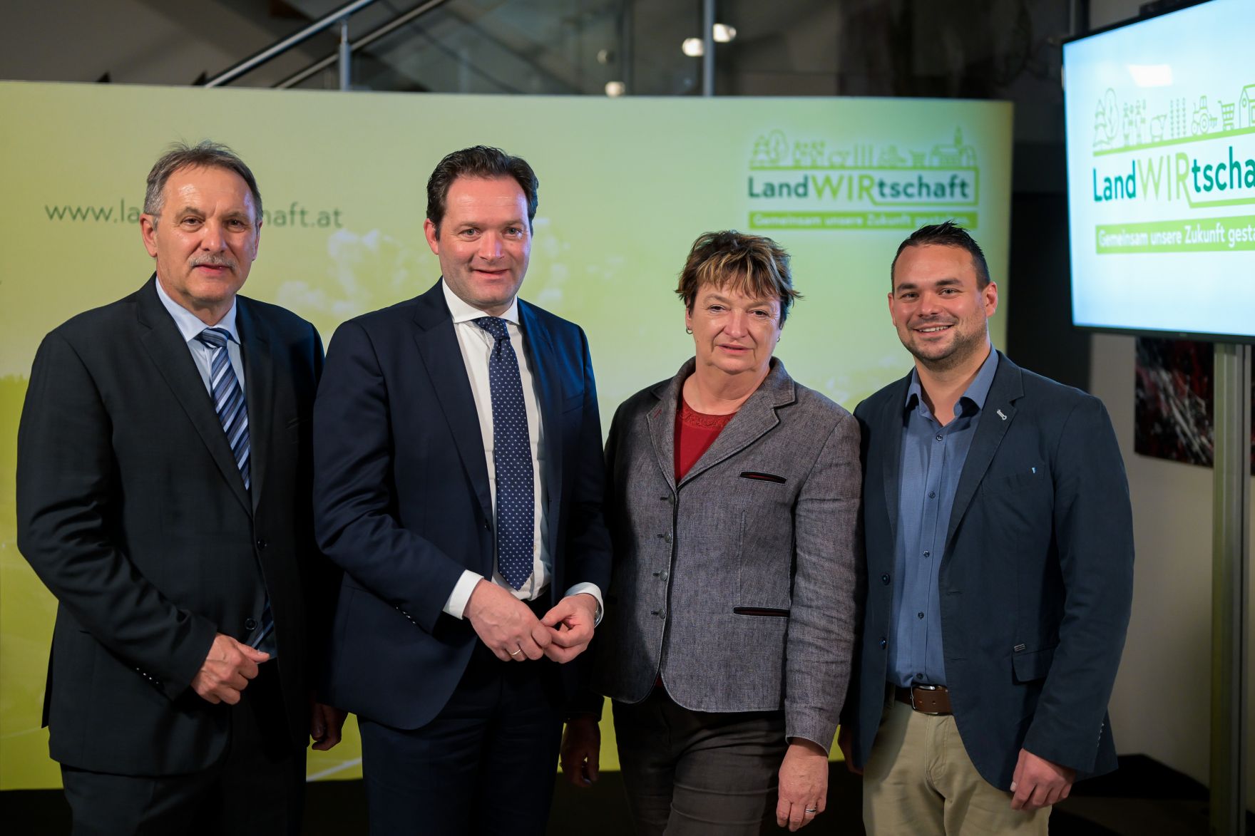 _MGR6706.jpg Im Rahmen seiner Versorgungssicherheitstour diskutierte Bundesminister Norbert Totschnig mit Landwirtschaftskammer Wien Präsident Franz Windisch und Interessierten über die neue GAP ab 2023 und die Sicherstellung der Versorgungssicherheit.