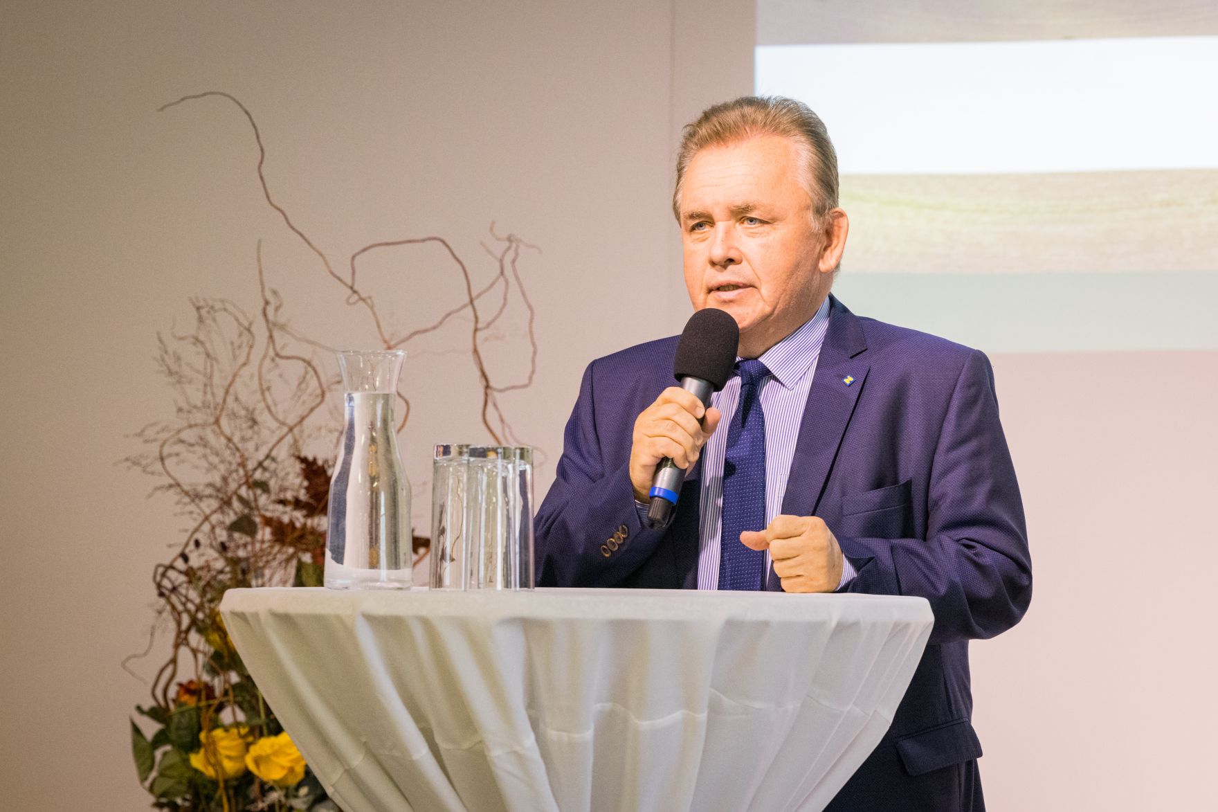 ehrenzeichenverleihung-0648.jpg Landwirtschaftsminister Norbert Totschnig, Landeshauptfrau-Stv. Stephan Pernkopf, der Präsident der Landwirtschaftskammer Niederösterreich, Johannes Schmuckenschlager und der Obmann des Landwirtschaftsausschusses im Nationalrat, Georg Strasser, nahmen an Ehrungen des Vereins Waldland teil. U. a. wurde Waldland-Geschäftsführer Gerhard Zinner mit dem Goldenen Verdienstzeichen der Republik ausgezeichnet.
