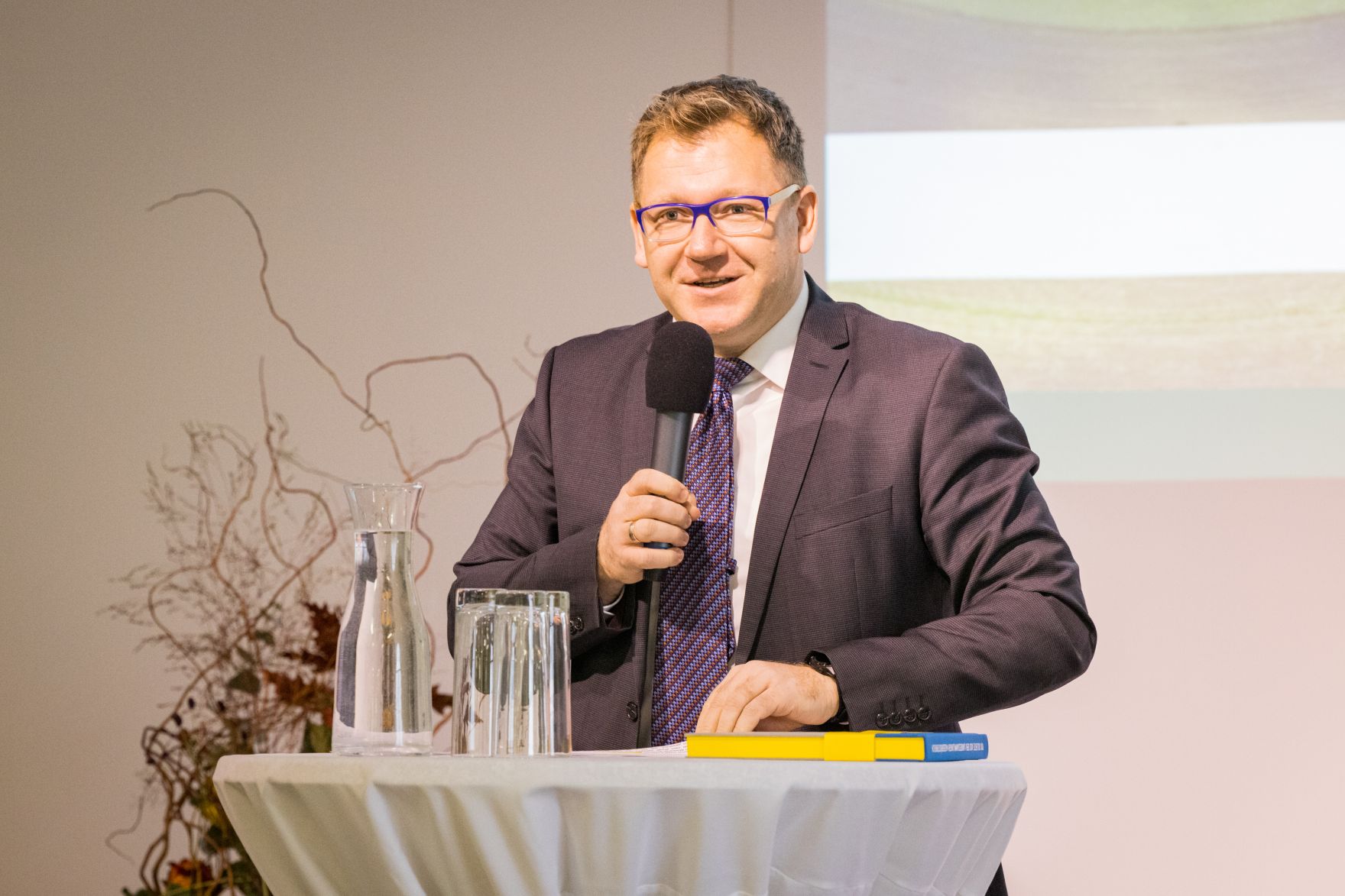 Landwirtschaftsminister Norbert Totschnig, Landeshauptfrau-Stv. Stephan Pernkopf, der Pr&auml;sident der Landwirtschaftskammer Nieder&ouml;sterreich, Johannes Schmuckenschlager und der Obmann des Landwirtschaftsausschusses im Nationalrat, Georg Strasser, nahmen an Ehrungen des Vereins Waldland teil. U. a. wurde Waldland-Gesch&auml;ftsf&uuml;hrer Gerhard Zinner mit dem Goldenen Verdienstzeichen der Republik ausgezeichnet.