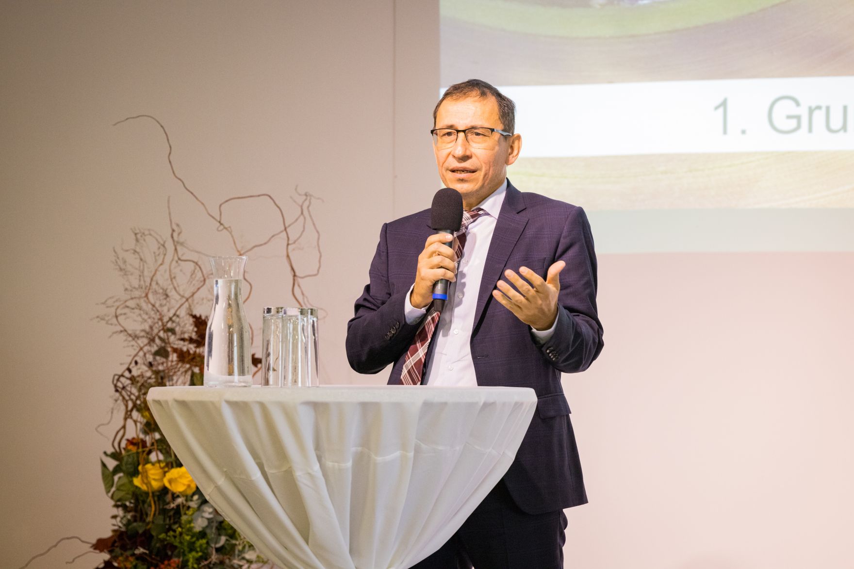 ehrenzeichenverleihung-0654.jpg Landwirtschaftsminister Norbert Totschnig, Landeshauptfrau-Stv. Stephan Pernkopf, der Präsident der Landwirtschaftskammer Niederösterreich, Johannes Schmuckenschlager und der Obmann des Landwirtschaftsausschusses im Nationalrat, Georg Strasser, nahmen an Ehrungen des Vereins Waldland teil. U. a. wurde Waldland-Geschäftsführer Gerhard Zinner mit dem Goldenen Verdienstzeichen der Republik ausgezeichnet.