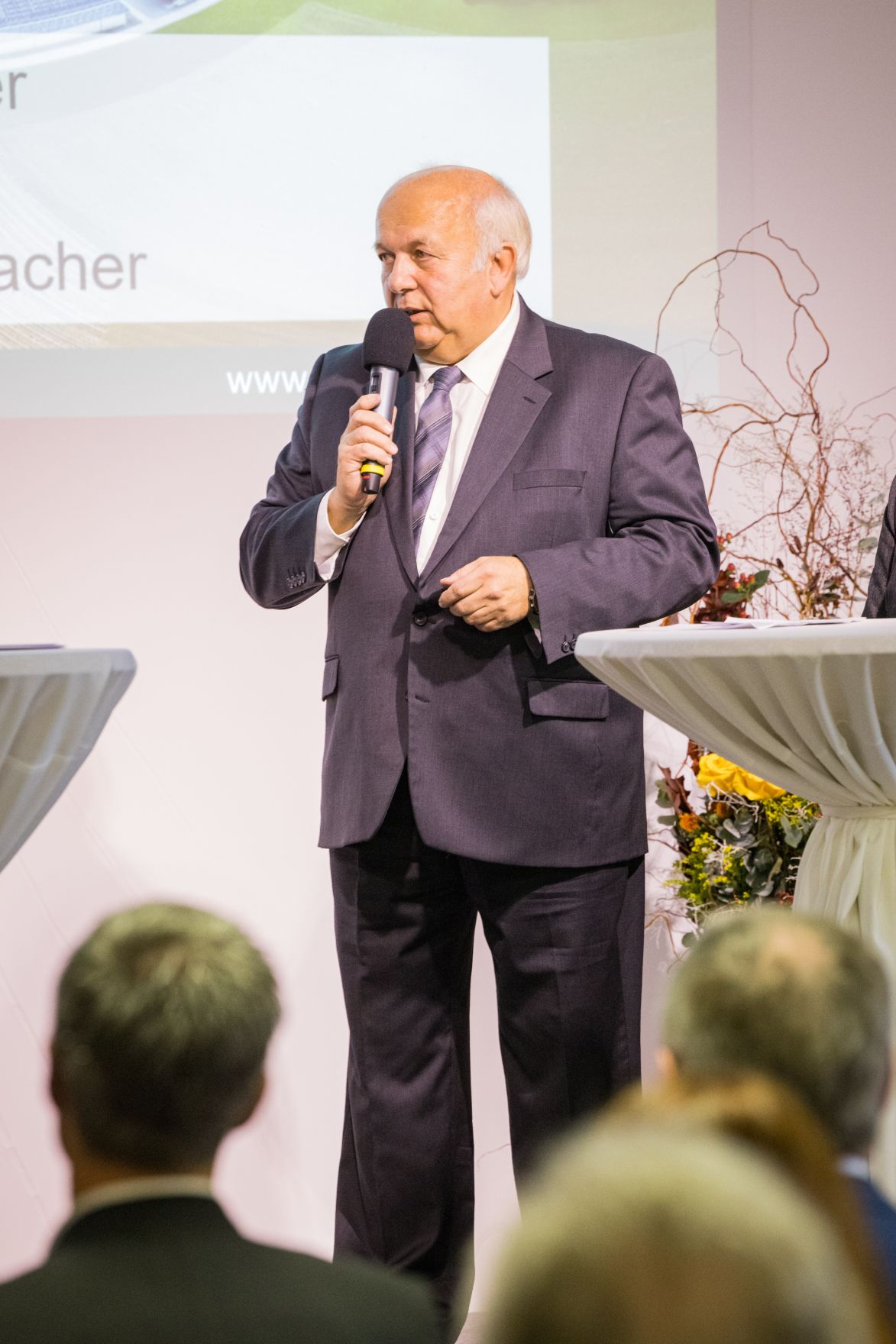 ehrenzeichenverleihung-0664.jpg Landwirtschaftsminister Norbert Totschnig, Landeshauptfrau-Stv. Stephan Pernkopf, der Präsident der Landwirtschaftskammer Niederösterreich, Johannes Schmuckenschlager und der Obmann des Landwirtschaftsausschusses im Nationalrat, Georg Strasser, nahmen an Ehrungen des Vereins Waldland teil. U. a. wurde Waldland-Geschäftsführer Gerhard Zinner mit dem Goldenen Verdienstzeichen der Republik ausgezeichnet.