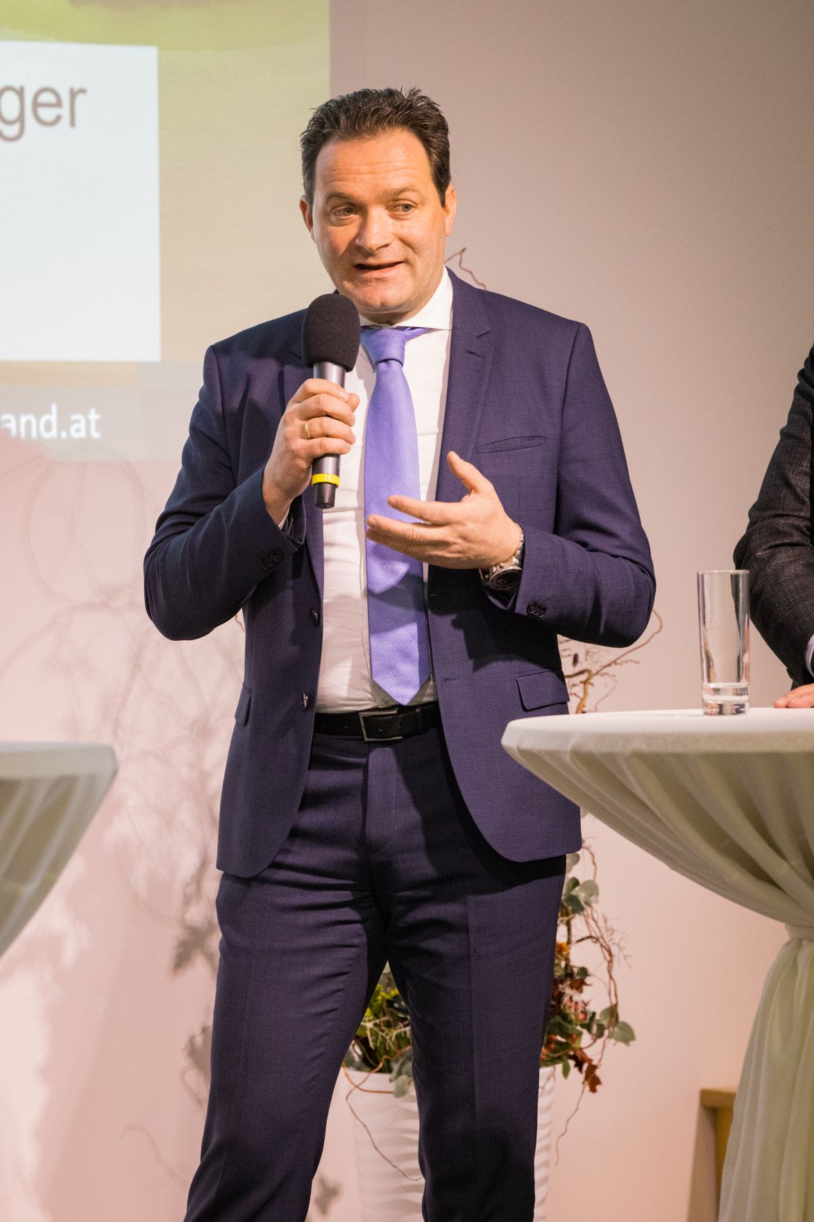 ehrenzeichenverleihung-0714.jpg Landwirtschaftsminister Norbert Totschnig, Landeshauptfrau-Stv. Stephan Pernkopf, der Präsident der Landwirtschaftskammer Niederösterreich, Johannes Schmuckenschlager und der Obmann des Landwirtschaftsausschusses im Nationalrat, Georg Strasser, nahmen an Ehrungen des Vereins Waldland teil. U. a. wurde Waldland-Geschäftsführer Gerhard Zinner mit dem Goldenen Verdienstzeichen der Republik ausgezeichnet.