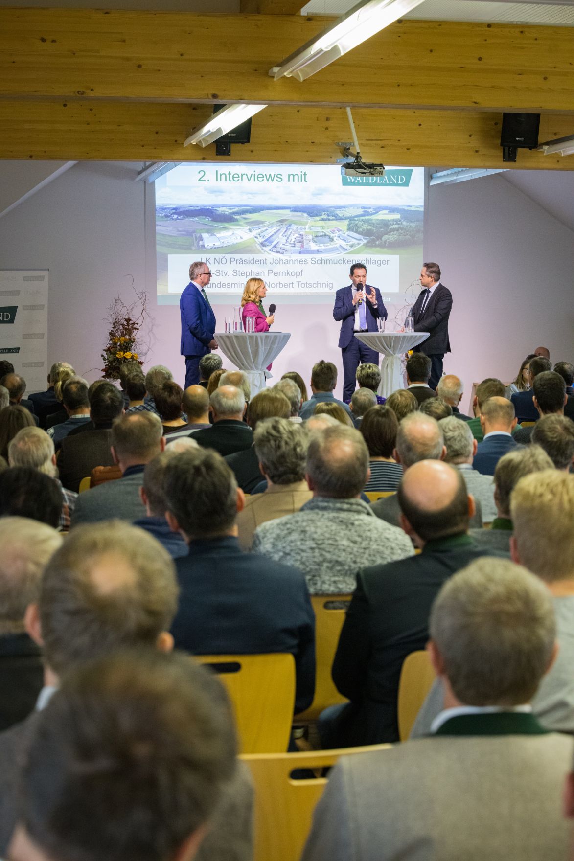 ehrenzeichenverleihung-0729.jpg Landwirtschaftsminister Norbert Totschnig, Landeshauptfrau-Stv. Stephan Pernkopf, der Präsident der Landwirtschaftskammer Niederösterreich, Johannes Schmuckenschlager und der Obmann des Landwirtschaftsausschusses im Nationalrat, Georg Strasser, nahmen an Ehrungen des Vereins Waldland teil. U. a. wurde Waldland-Geschäftsführer Gerhard Zinner mit dem Goldenen Verdienstzeichen der Republik ausgezeichnet.