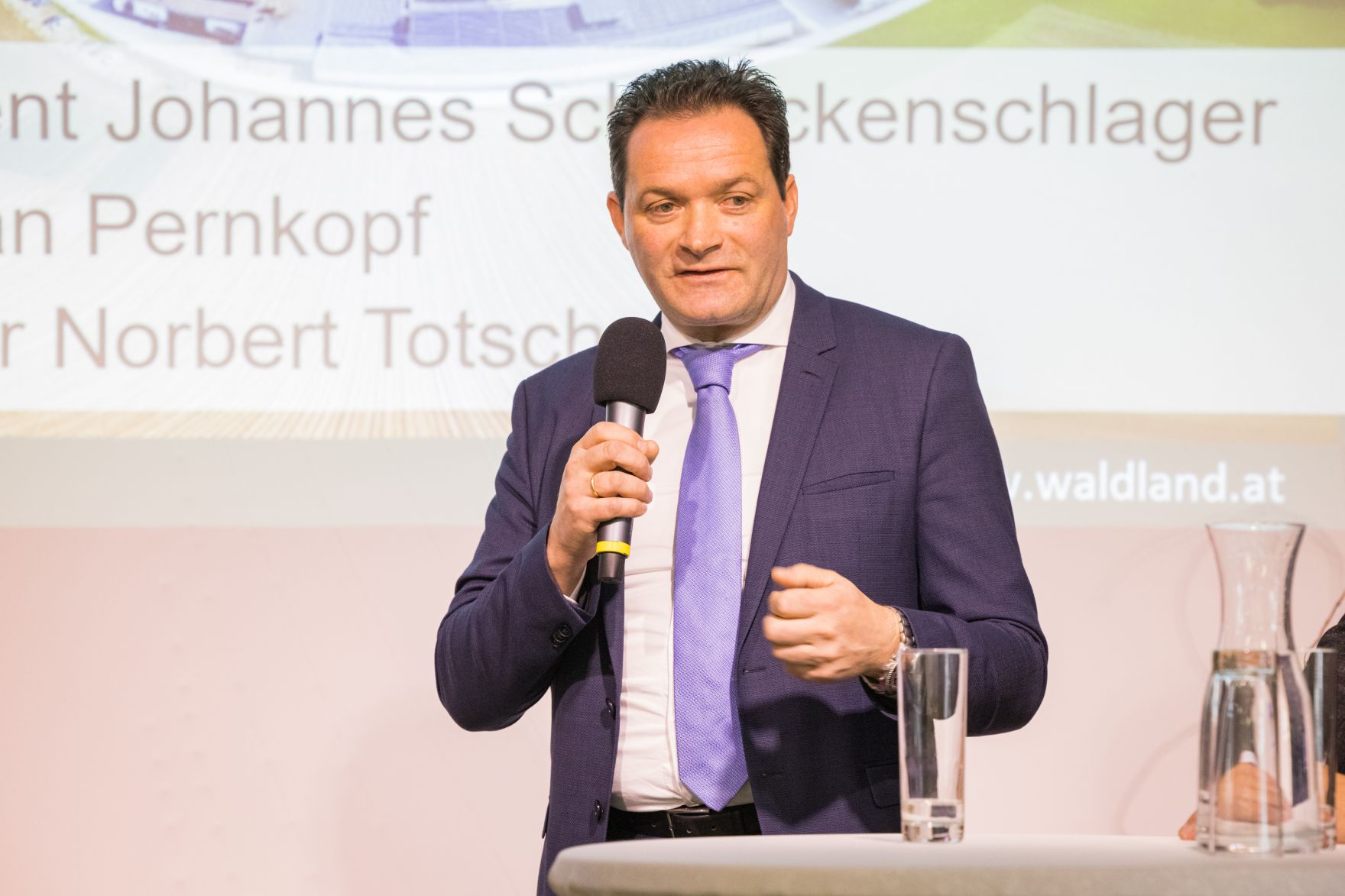 ehrenzeichenverleihung-0738.jpg Landwirtschaftsminister Norbert Totschnig, Landeshauptfrau-Stv. Stephan Pernkopf, der Präsident der Landwirtschaftskammer Niederösterreich, Johannes Schmuckenschlager und der Obmann des Landwirtschaftsausschusses im Nationalrat, Georg Strasser, nahmen an Ehrungen des Vereins Waldland teil. U. a. wurde Waldland-Geschäftsführer Gerhard Zinner mit dem Goldenen Verdienstzeichen der Republik ausgezeichnet.