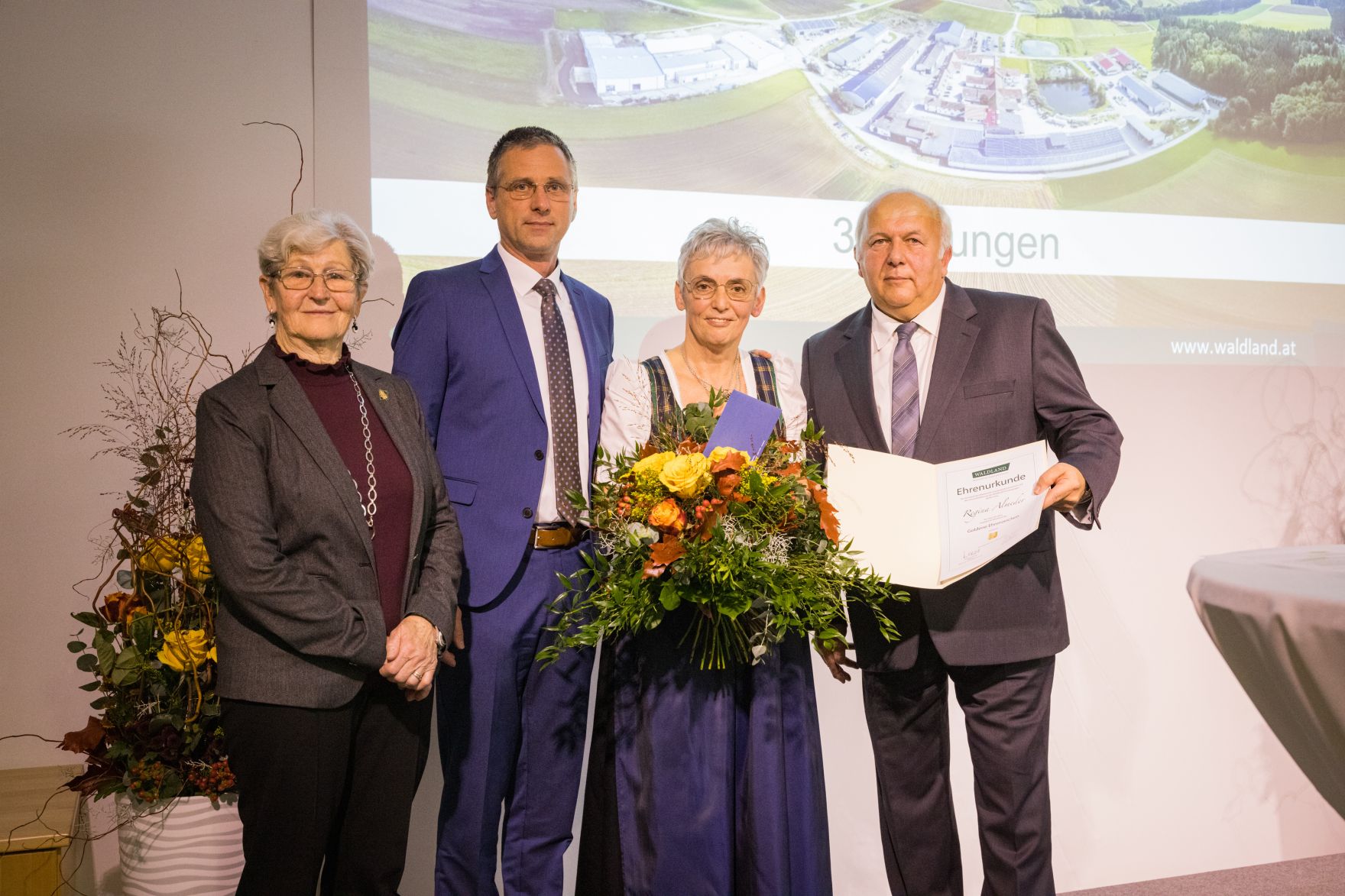 ehrenzeichenverleihung-0744.jpg Landwirtschaftsminister Norbert Totschnig, Landeshauptfrau-Stv. Stephan Pernkopf, der Präsident der Landwirtschaftskammer Niederösterreich, Johannes Schmuckenschlager und der Obmann des Landwirtschaftsausschusses im Nationalrat, Georg Strasser, nahmen an Ehrungen des Vereins Waldland teil. U. a. wurde Waldland-Geschäftsführer Gerhard Zinner mit dem Goldenen Verdienstzeichen der Republik ausgezeichnet.