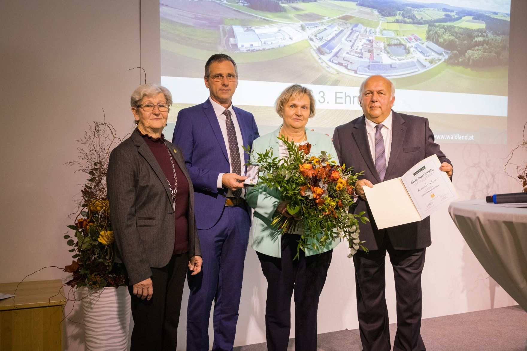 ehrenzeichenverleihung-0749.jpg Landwirtschaftsminister Norbert Totschnig, Landeshauptfrau-Stv. Stephan Pernkopf, der Präsident der Landwirtschaftskammer Niederösterreich, Johannes Schmuckenschlager und der Obmann des Landwirtschaftsausschusses im Nationalrat, Georg Strasser, nahmen an Ehrungen des Vereins Waldland teil. U. a. wurde Waldland-Geschäftsführer Gerhard Zinner mit dem Goldenen Verdienstzeichen der Republik ausgezeichnet.