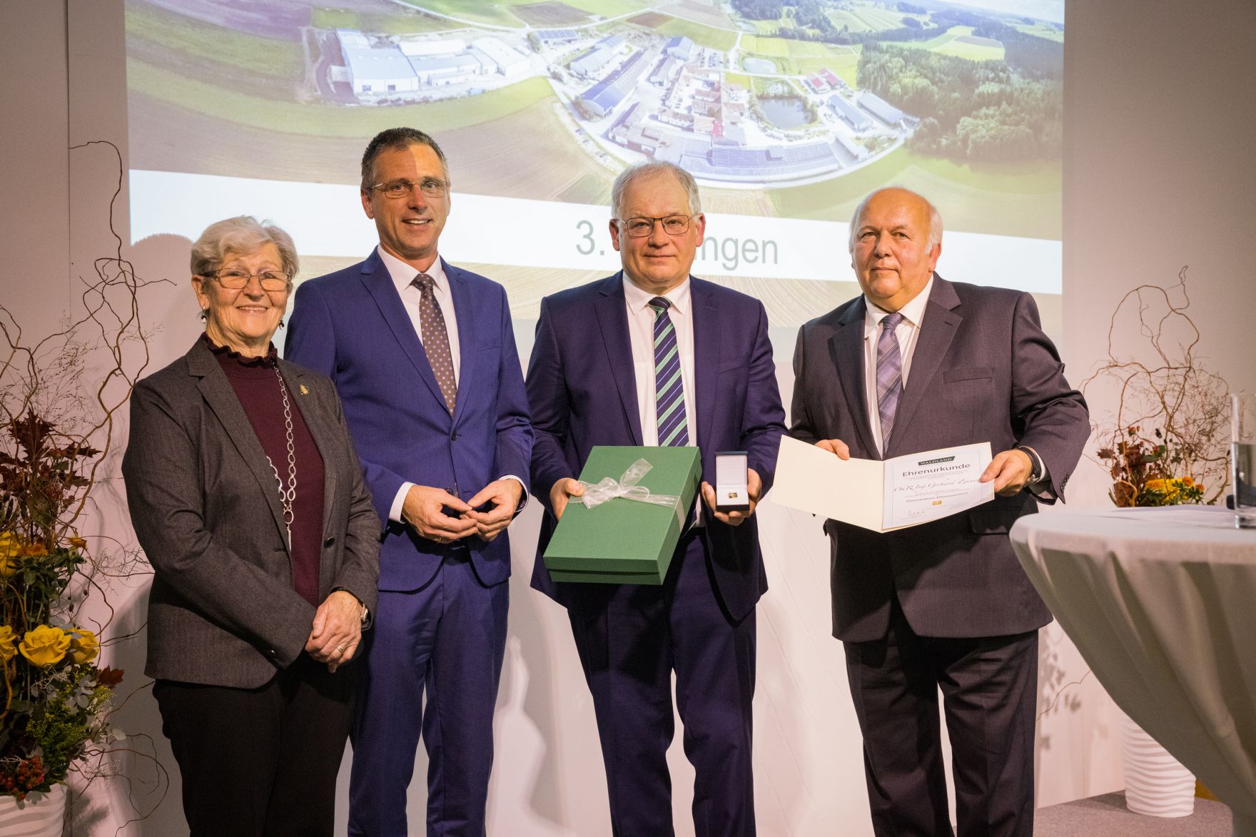 ehrenzeichenverleihung-0760.jpg Landwirtschaftsminister Norbert Totschnig, Landeshauptfrau-Stv. Stephan Pernkopf, der Präsident der Landwirtschaftskammer Niederösterreich, Johannes Schmuckenschlager und der Obmann des Landwirtschaftsausschusses im Nationalrat, Georg Strasser, nahmen an Ehrungen des Vereins Waldland teil. U. a. wurde Waldland-Geschäftsführer Gerhard Zinner mit dem Goldenen Verdienstzeichen der Republik ausgezeichnet.