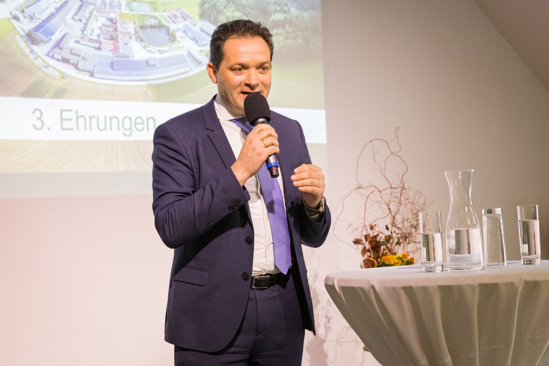 ehrenzeichenverleihung-0770.jpg Landwirtschaftsminister Norbert Totschnig, Landeshauptfrau-Stv. Stephan Pernkopf, der Präsident der Landwirtschaftskammer Niederösterreich, Johannes Schmuckenschlager und der Obmann des Landwirtschaftsausschusses im Nationalrat, Georg Strasser, nahmen an Ehrungen des Vereins Waldland teil. U. a. wurde Waldland-Geschäftsführer Gerhard Zinner mit dem Goldenen Verdienstzeichen der Republik ausgezeichnet.