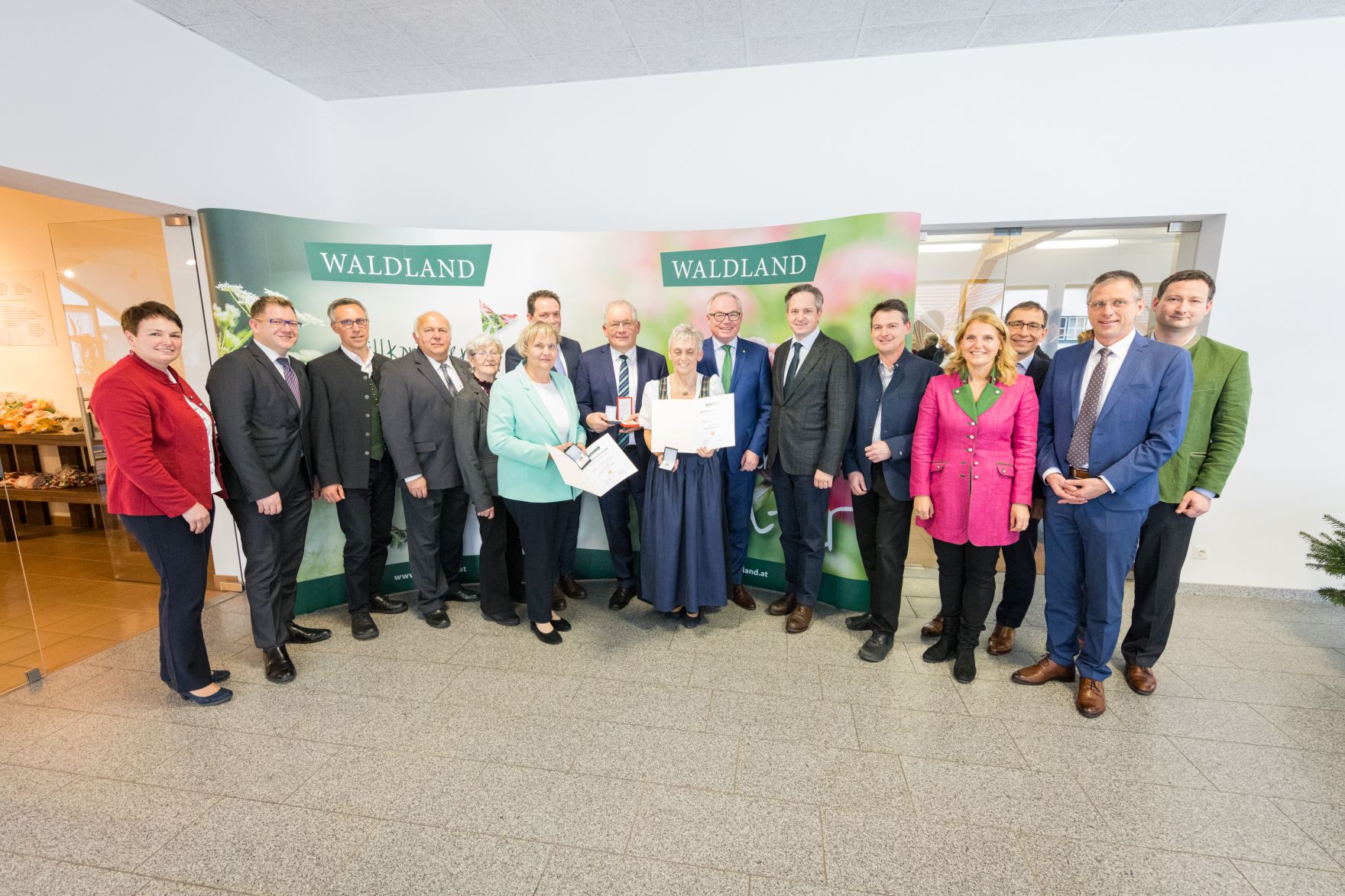 ehrenzeichenverleihung-0799.jpg Landwirtschaftsminister Norbert Totschnig, Landeshauptfrau-Stv. Stephan Pernkopf, der Präsident der Landwirtschaftskammer Niederösterreich, Johannes Schmuckenschlager und der Obmann des Landwirtschaftsausschusses im Nationalrat, Georg Strasser, nahmen an Ehrungen des Vereins Waldland teil. U. a. wurde Waldland-Geschäftsführer Gerhard Zinner mit dem Goldenen Verdienstzeichen der Republik ausgezeichnet.