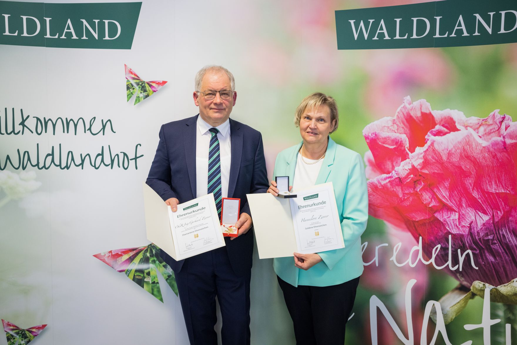 ehrenzeichenverleihung-0808.jpg Landwirtschaftsminister Norbert Totschnig, Landeshauptfrau-Stv. Stephan Pernkopf, der Präsident der Landwirtschaftskammer Niederösterreich, Johannes Schmuckenschlager und der Obmann des Landwirtschaftsausschusses im Nationalrat, Georg Strasser, nahmen an Ehrungen des Vereins Waldland teil. U. a. wurde Waldland-Geschäftsführer Gerhard Zinner mit dem Goldenen Verdienstzeichen der Republik ausgezeichnet.
