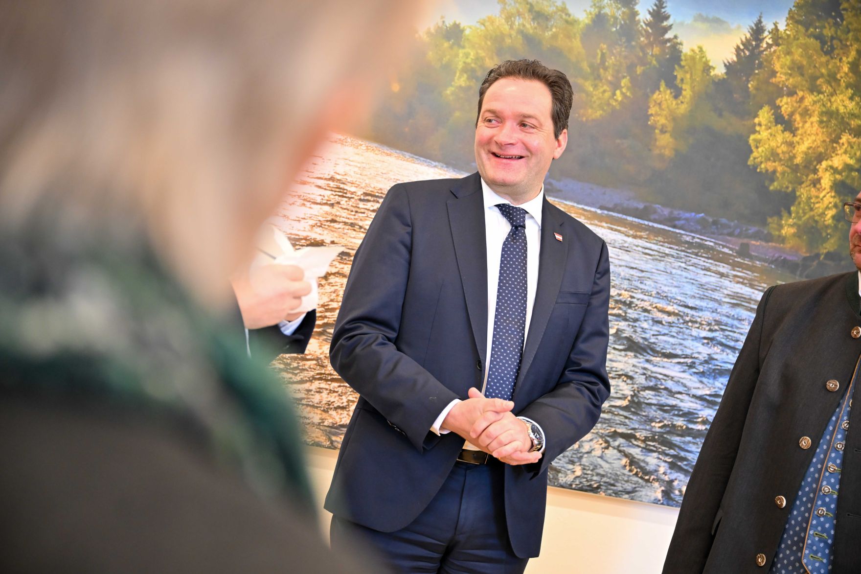 Herrn Bundesminister Norbert Totschnig wurde ein Adventkranz &uuml;bergeben.