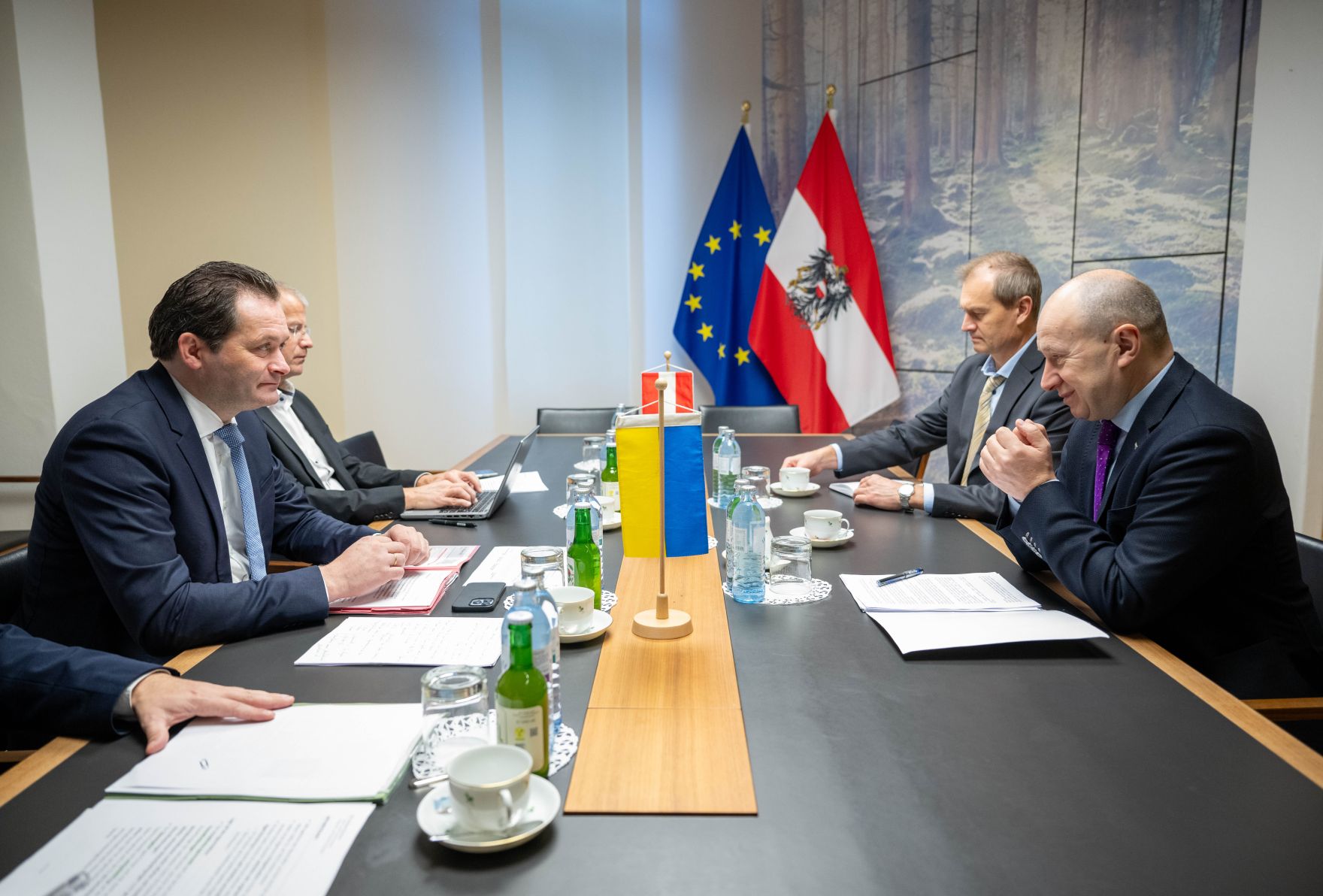 RHP_6714.jpg Zu einem Gespräch lud Herr Bundesminister Norbert Totschnig den ukrainische Botschafter Dr. Vasyl Khymynets in das Regierungsgebäude am Stubenring ein.
