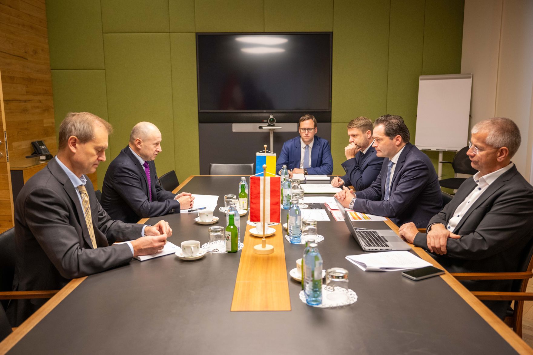 RHP_6753.jpg Zu einem Gespräch lud Herr Bundesminister Norbert Totschnig den ukrainische Botschafter Dr. Vasyl Khymynets in das Regierungsgebäude am Stubenring ein.