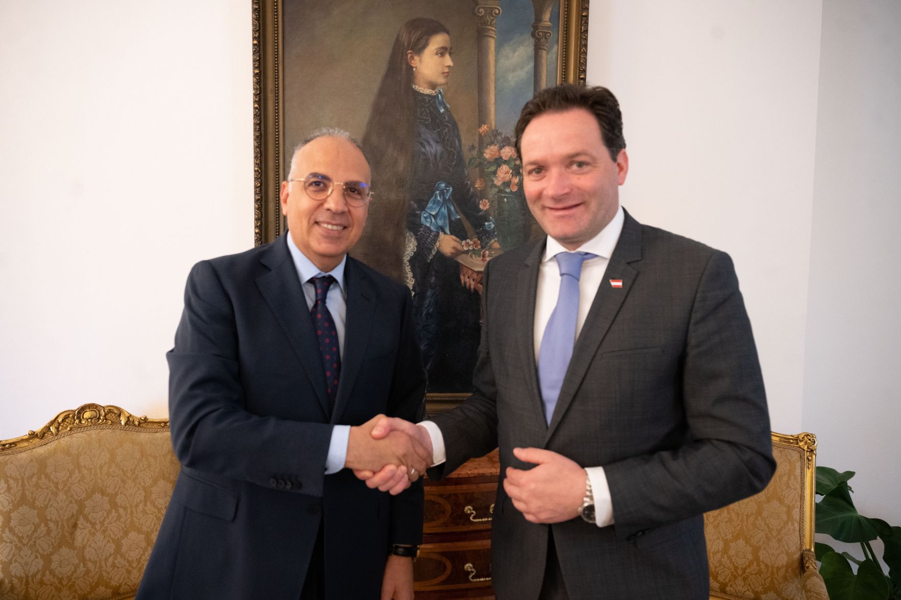 Totschnig- Hani Sewilam.jpg Im Zuge einer Afrika-Reise traf Bundesminister Totschnig Hani Sewilam, Ägyptens Minister für Wasserressourcen und Bewässerung. Das Treffen ist Ausgangpunkt für eine vertiefte Zusammenarbeit zwischen Österreich und der Arabischen Republik Ägypten zu Themen der Wasserwirtschaft.