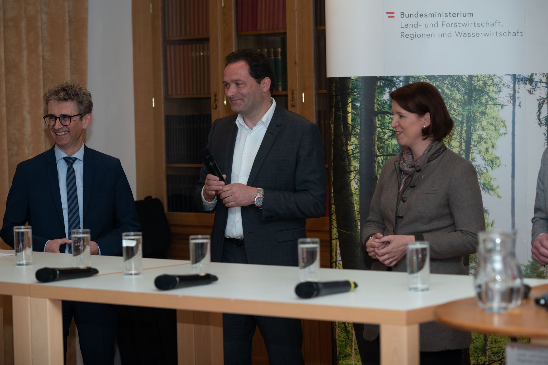 RHP_7141.jpg Die Bundesschutzwaldplattform 2023 ist die jährliche Leitveranstaltung des von der Bundesregierung initiierten Aktionsprogramm "Wald schützt uns!". Herr Bundesminister Totschnig eröffnete die Bundesschutzwaldplattform und nahm an der Podiumsdiskussion teil.